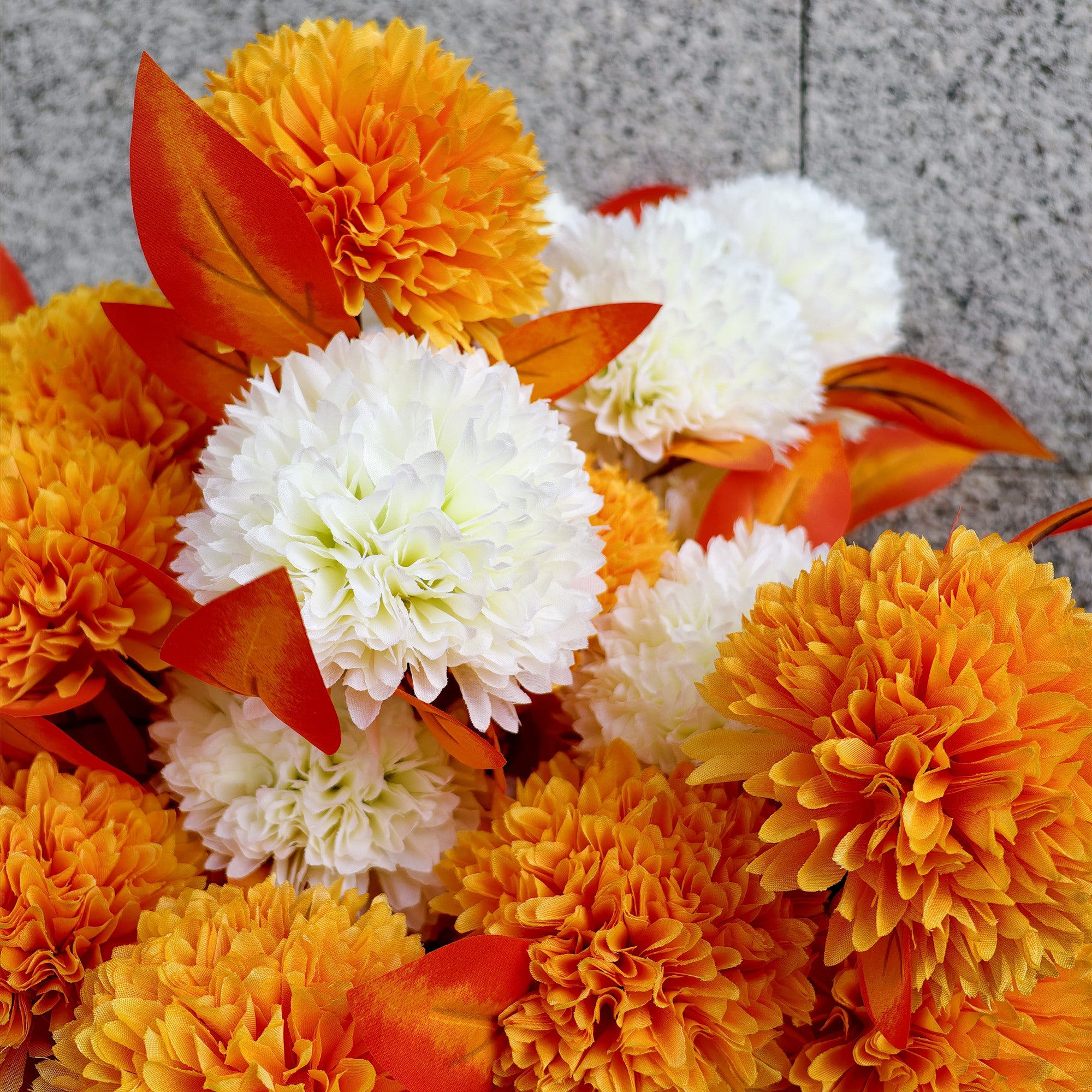 60 cm Künstliche Mums Friedhofsblumen mit Vase – 24 Blüten, UV-beständig für DraußenGrabstätten, Weatherfest, Zarte Erinnerungsdekoration