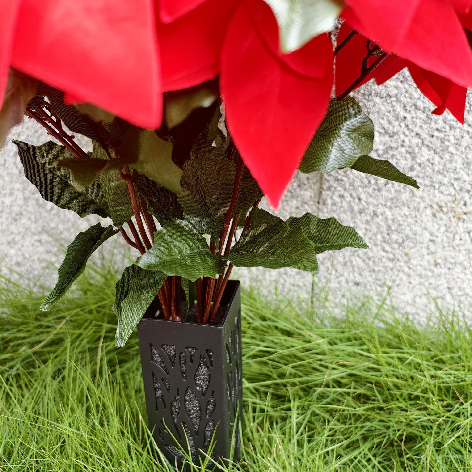 60 cm Weihnachtsdekoration Künstliche Friedhofsblumen Poinsettie mit Vase – 24 Blüten, UV-beständig für Draußen/Grabstätten, Weatherfest