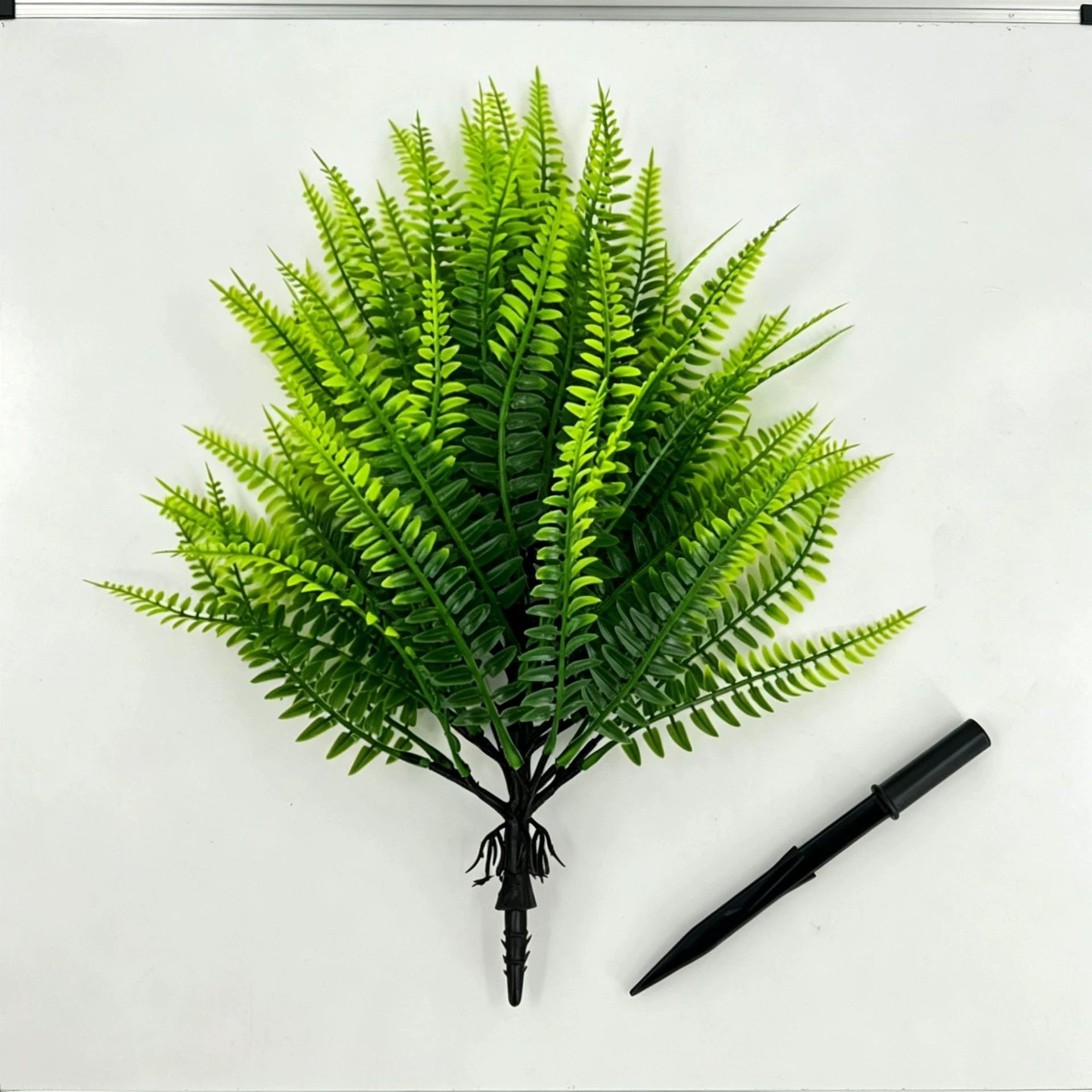 Künstlicher Boston Farn 43 cm, Täuschend echte Farnpflanze mit Erdspieß, 21 cm breit, für Zuhause, Gastronomie, Events & Grabschmuck