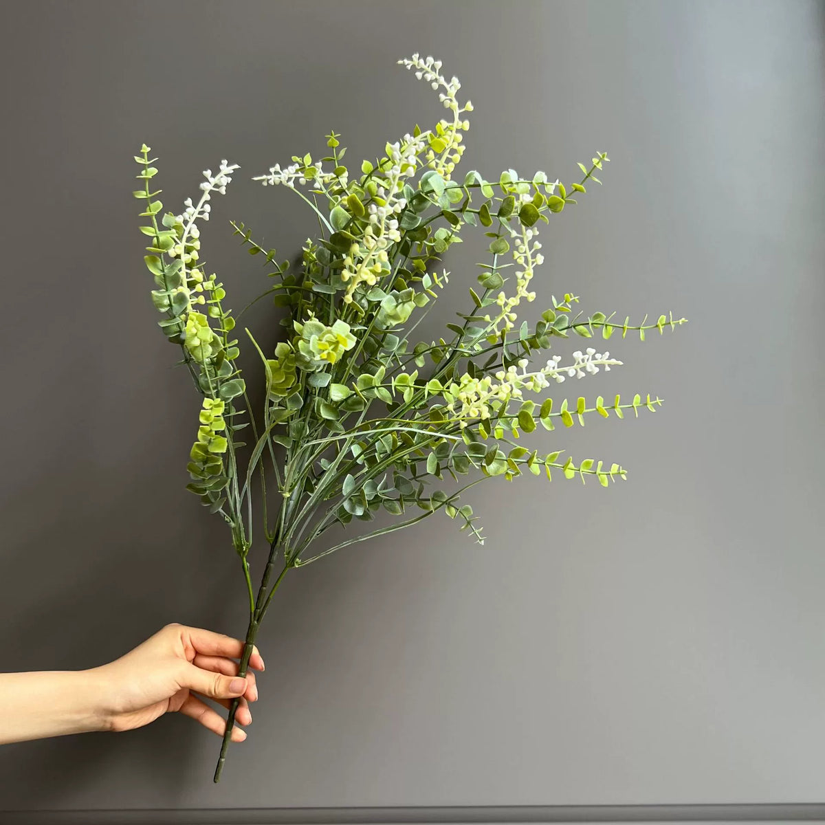 Eukalyptus künstlich, 64 cm Dekozweig mit Früchten, Naturgetreuer Kuns – kunstblumenshop