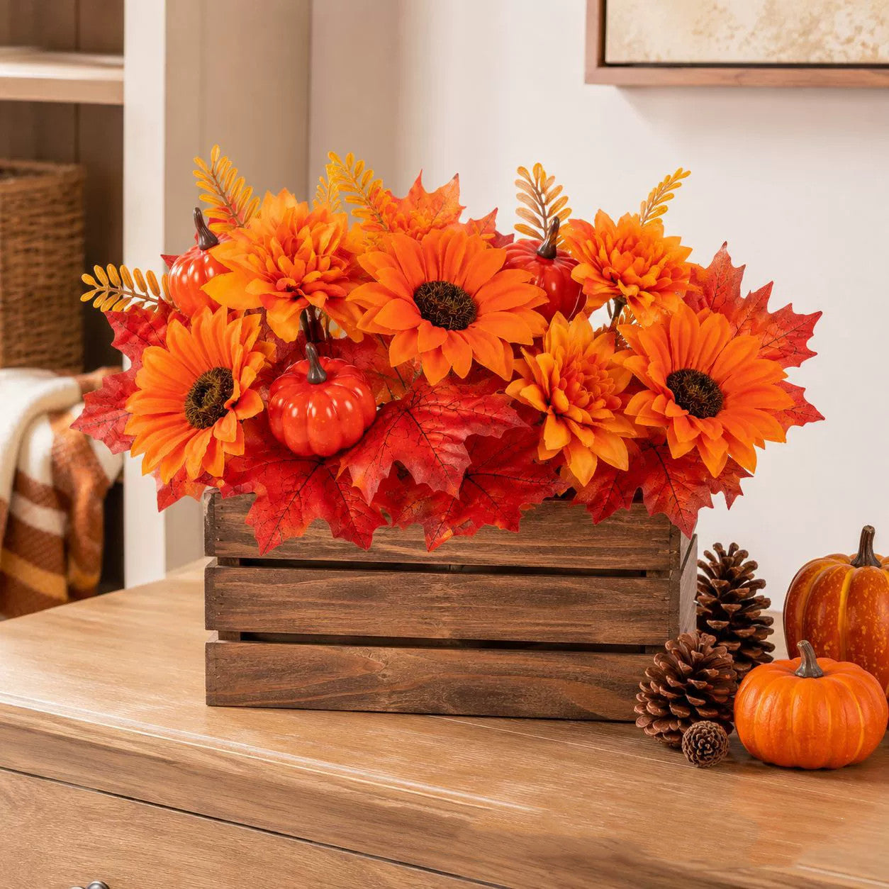 Künstlicher Deko-Kürbis 34 cm mit Ahornblättern & Zapfen, Realistische Herbstdeko für Tisch, Erntedank & Halloween, Langlebiges Gesteck
