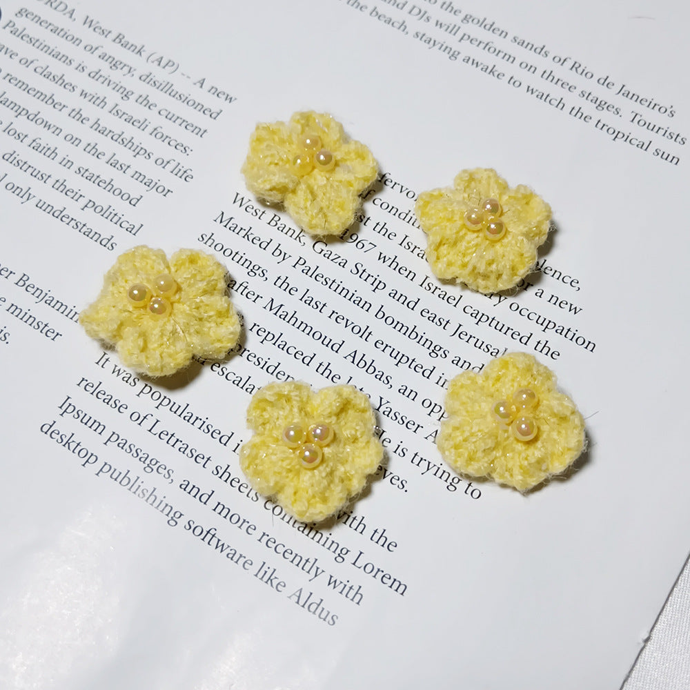 5er Set Gestrickte Gänseblümchen 3cm, Wollblumen Applikationen in warmen Farbtönen, Handarbeit Deko zum Basteln, für DIY Haarschmuck, Geschenkverpackung, Hochzeit