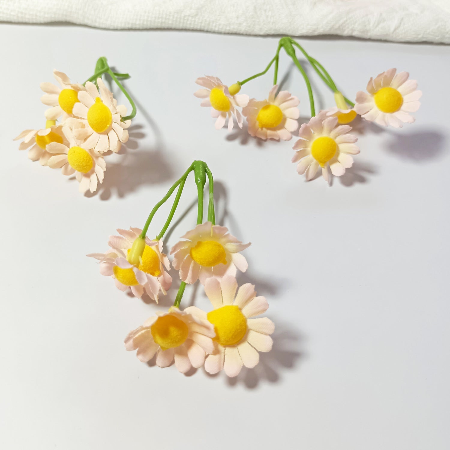 Künstliche kleine Gänseblümchen, 20 Stück, 2cm x 2cm x 7cm, realistisch, DIY, Hochzeitsdekoration, Geschenkverpackung, Floristik
