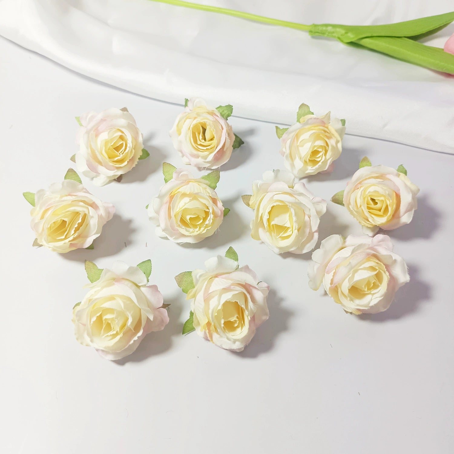 Mini Rosenköpfe 4cm, Künstliche Rosenblüten zum Basteln & Dekorieren, Naturgetreue Seidenrosen für DIY-Projekte, Hochzeit, Gestecke, Tischdeko