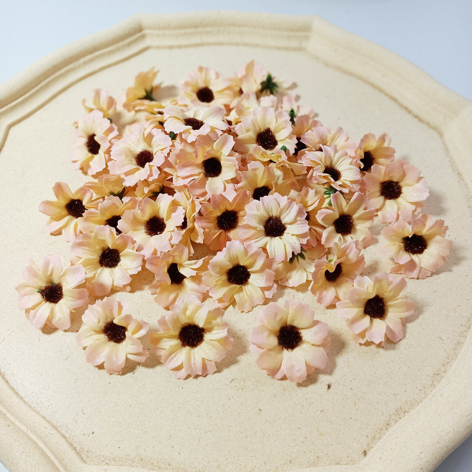 Künstliche Mini-Gänseblümchen, 3,5 cm, realistische Seidenblumen für DIY, Hochzeiten, Geschenkverpackung, Fotografie, 50 Stück