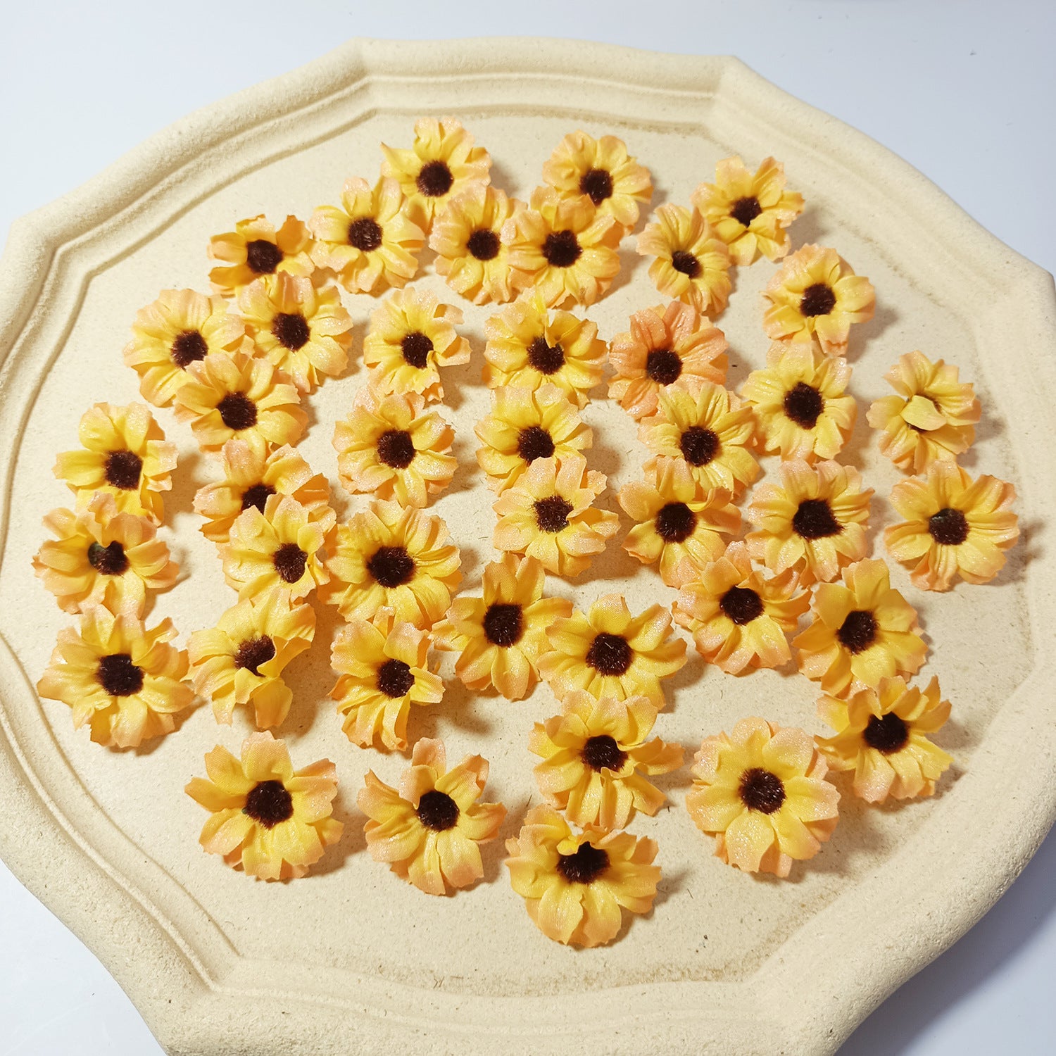 Künstliche Mini-Gänseblümchen, 3,5 cm, realistische Seidenblumen für DIY, Hochzeiten, Geschenkverpackung, Fotografie, 50 Stück