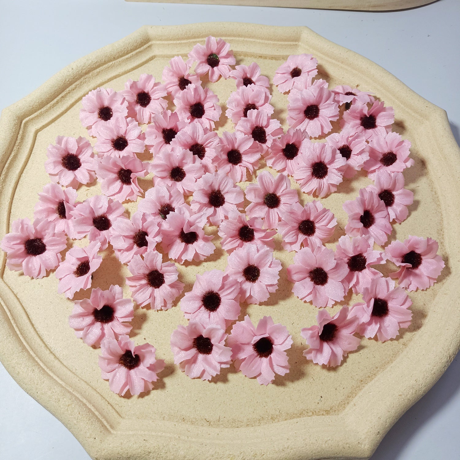 Künstliche Mini-Gänseblümchen, 3,5 cm, realistische Seidenblumen für DIY, Hochzeiten, Geschenkverpackung, Fotografie, 50 Stück