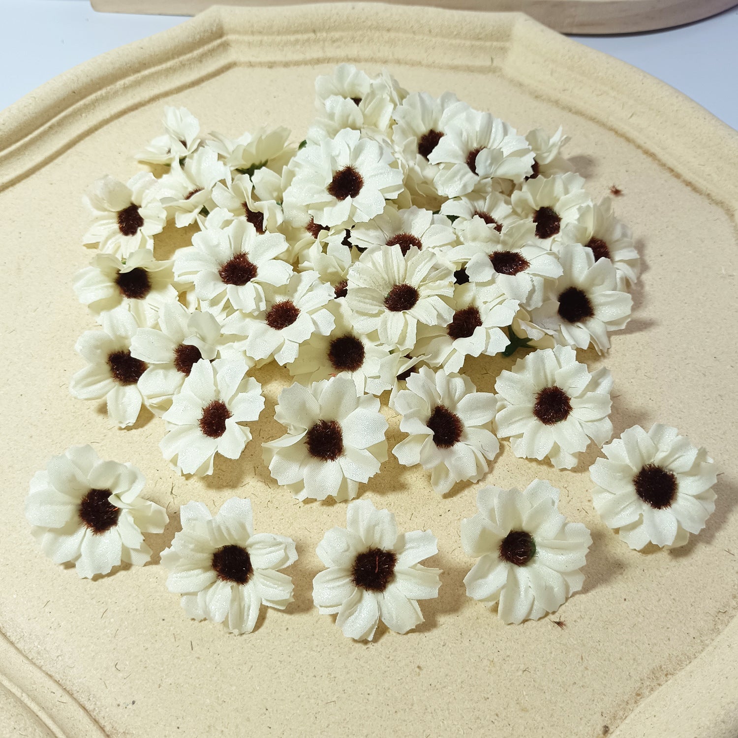 Künstliche Mini-Gänseblümchen, 3,5 cm, realistische Seidenblumen für DIY, Hochzeiten, Geschenkverpackung, Fotografie, 50 Stück