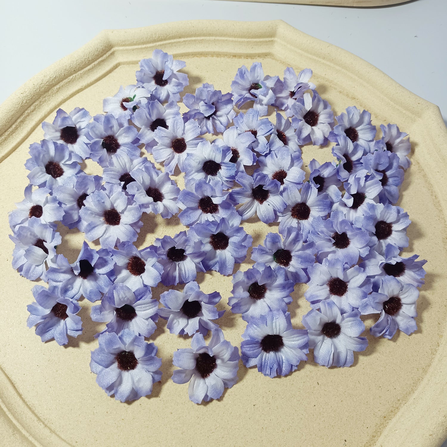 Künstliche Mini-Gänseblümchen, 3,5 cm, realistische Seidenblumen für DIY, Hochzeiten, Geschenkverpackung, Fotografie, 50 Stück