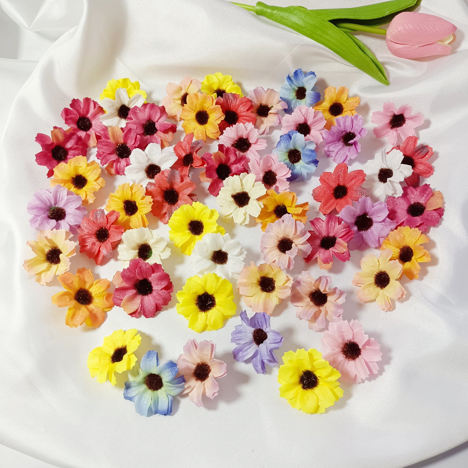Künstliche Mini-Gänseblümchen, 3,5 cm, realistische Seidenblumen für DIY, Hochzeiten, Geschenkverpackung, Fotografie, 50 Stück