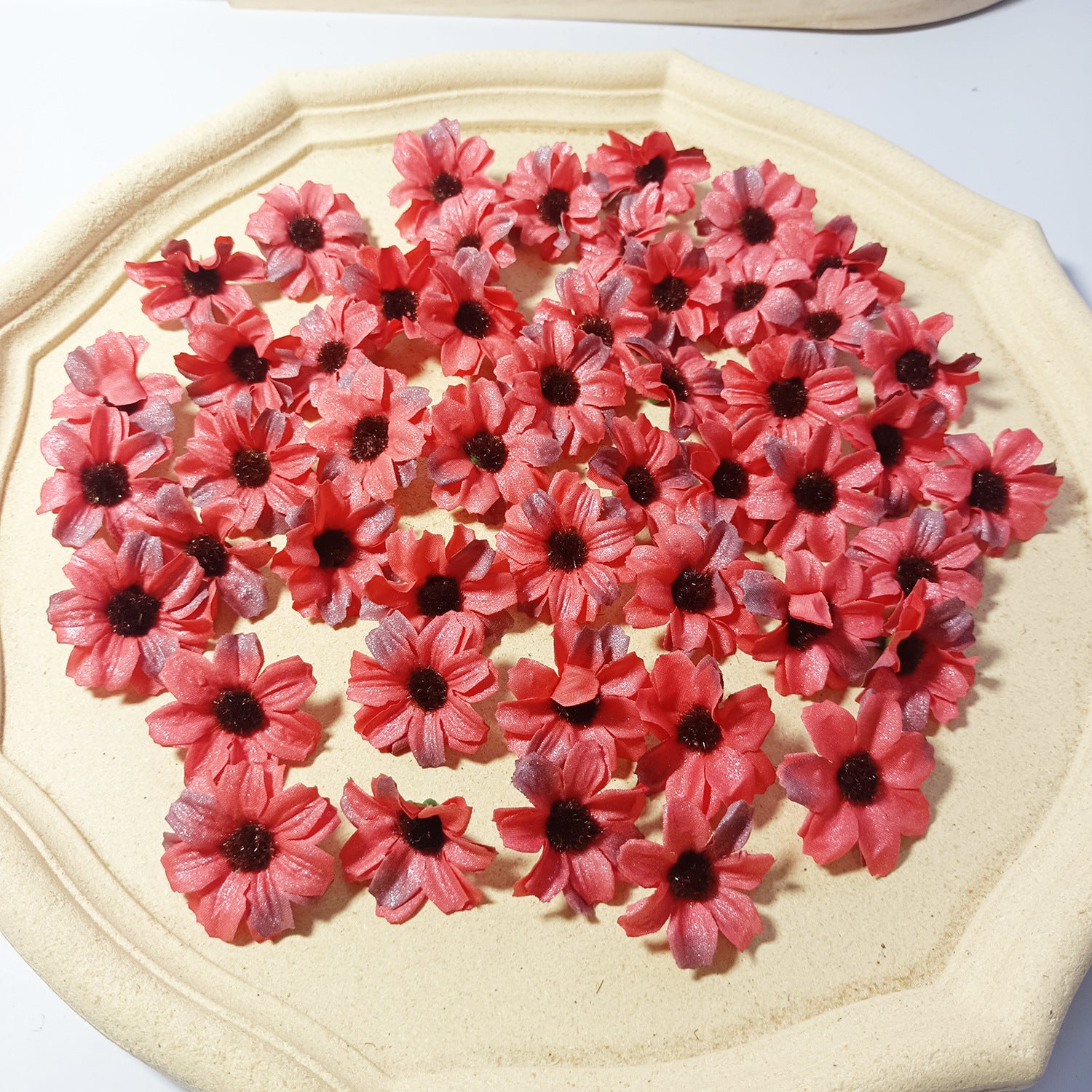 Künstliche Mini-Gänseblümchen, 3,5 cm, realistische Seidenblumen für DIY, Hochzeiten, Geschenkverpackung, Fotografie, 50 Stück