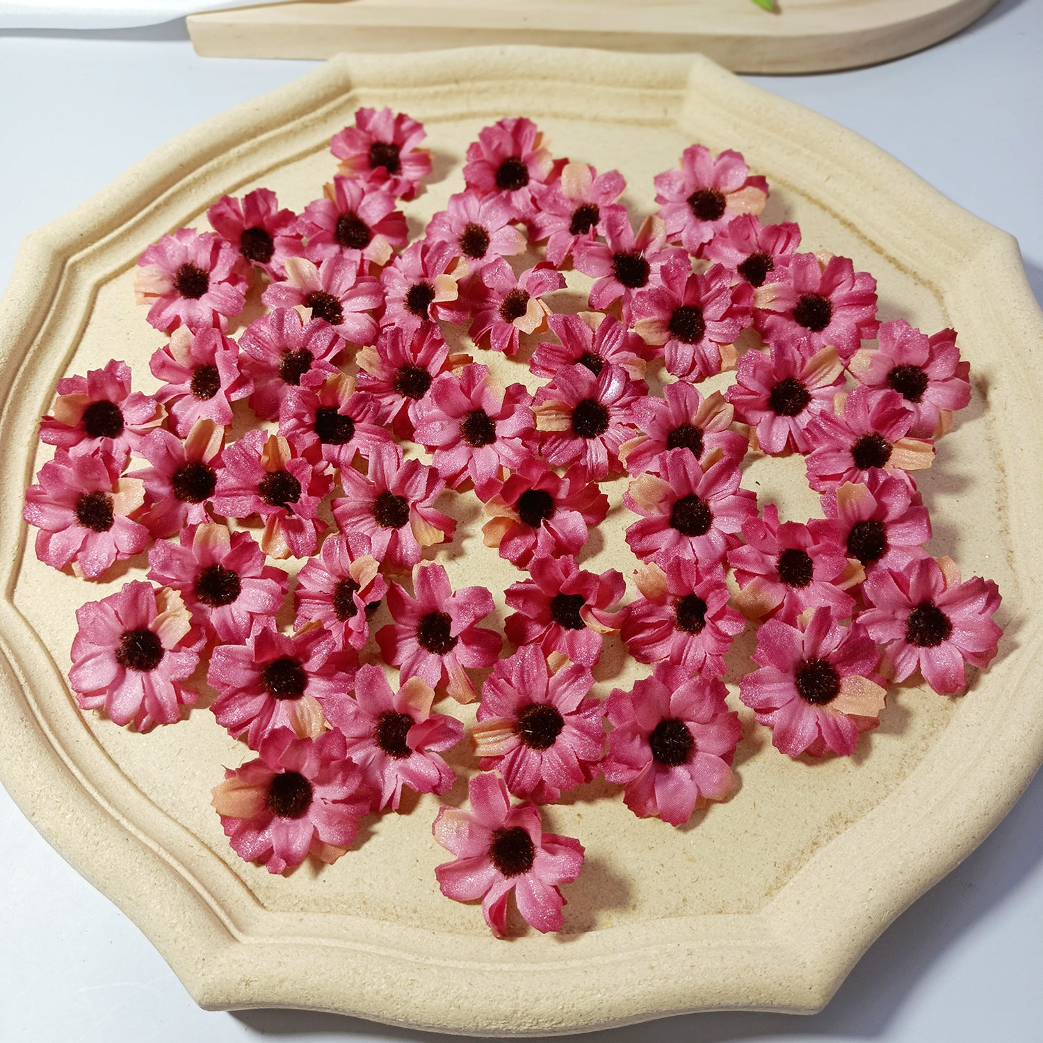 Künstliche Mini-Gänseblümchen, 3,5 cm, realistische Seidenblumen für DIY, Hochzeiten, Geschenkverpackung, Fotografie, 50 Stück