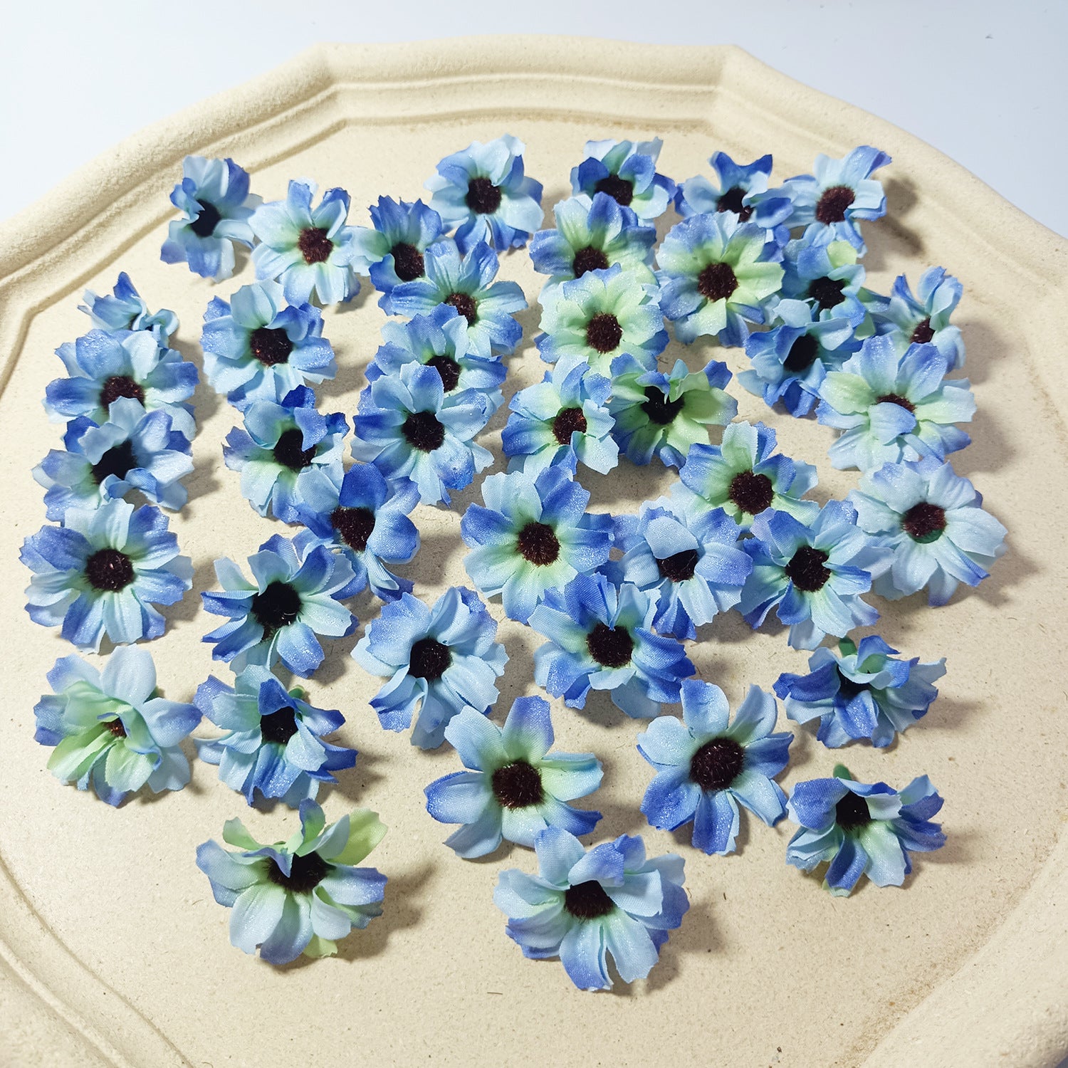 Künstliche Mini-Gänseblümchen, 3,5 cm, realistische Seidenblumen für DIY, Hochzeiten, Geschenkverpackung, Fotografie, 50 Stück