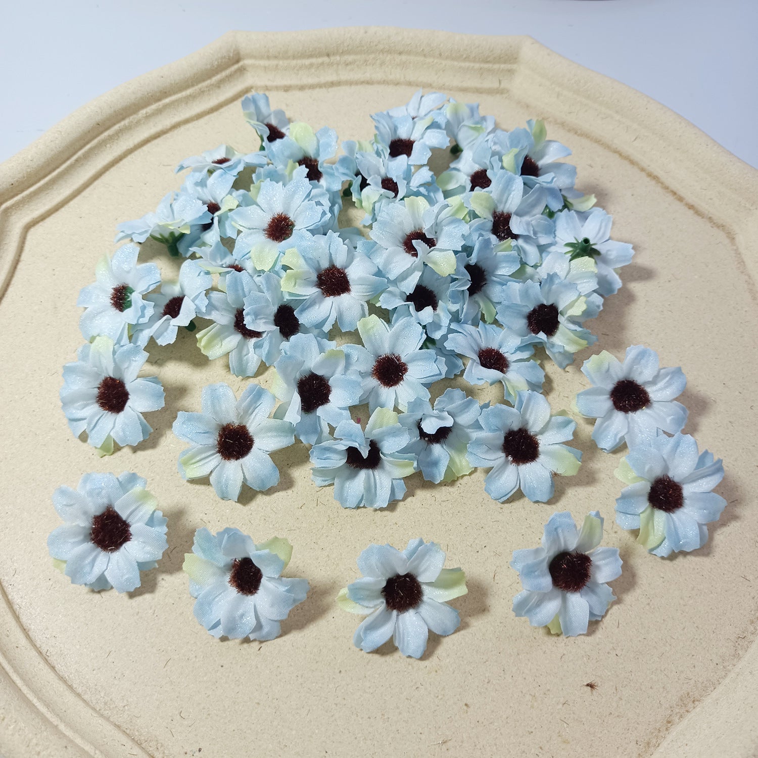 Künstliche Mini-Gänseblümchen, 3,5 cm, realistische Seidenblumen für DIY, Hochzeiten, Geschenkverpackung, Fotografie, 50 Stück