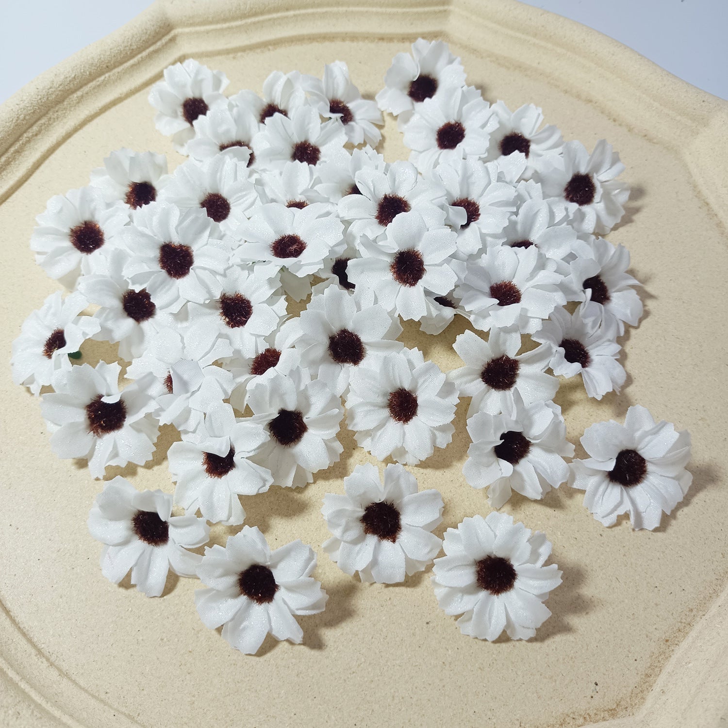 Künstliche Mini-Gänseblümchen, 3,5 cm, realistische Seidenblumen für DIY, Hochzeiten, Geschenkverpackung, Fotografie, 50 Stück