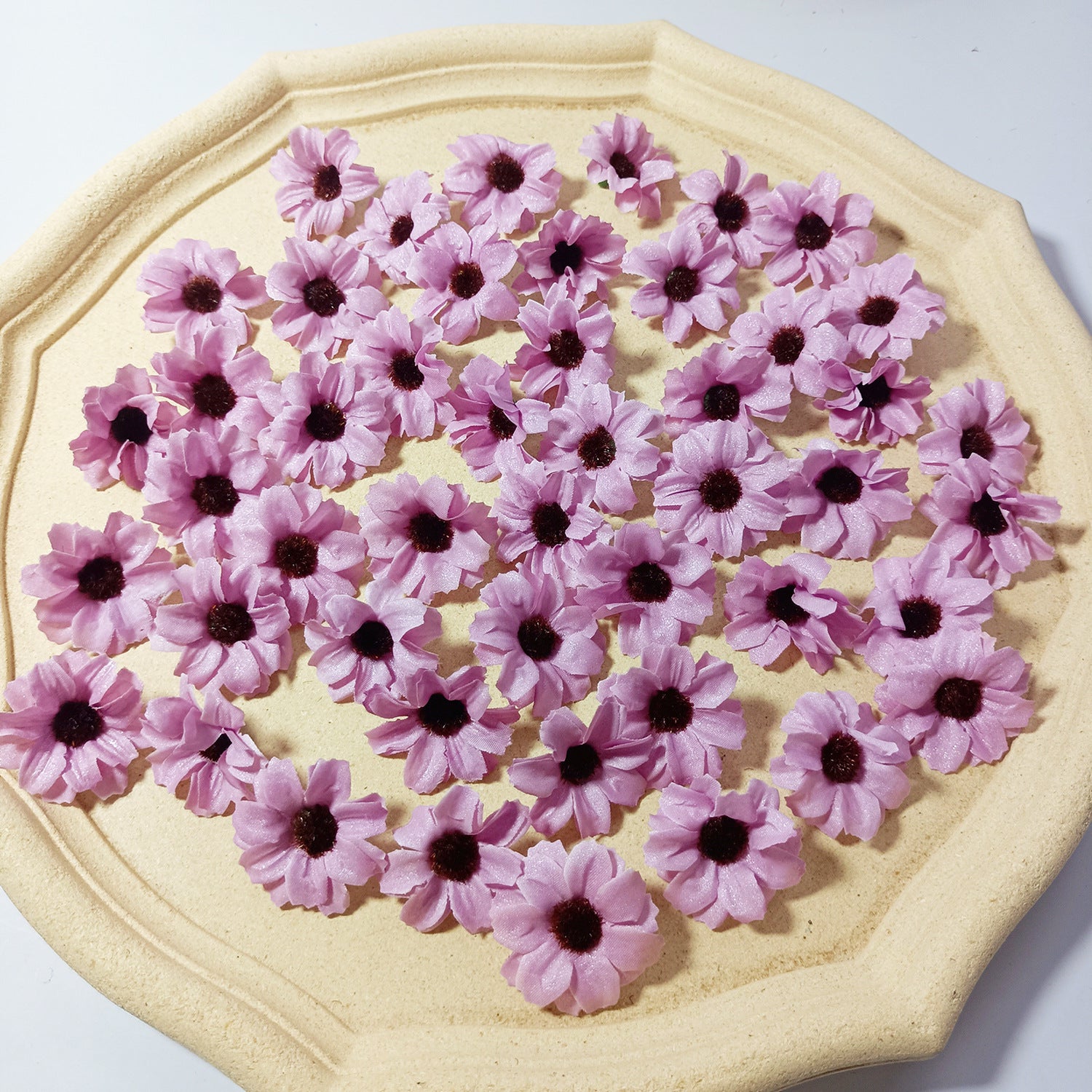 Künstliche Mini-Gänseblümchen, 3,5 cm, realistische Seidenblumen für DIY, Hochzeiten, Geschenkverpackung, Fotografie, 50 Stück