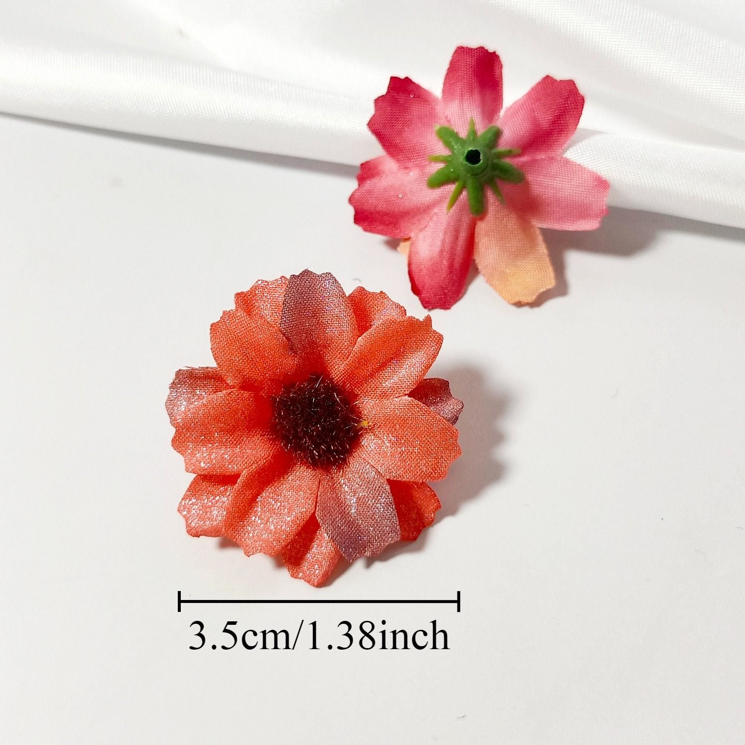 Künstliche Mini-Gänseblümchen, 3,5 cm, realistische Seidenblumen für DIY, Hochzeiten, Geschenkverpackung, Fotografie, 50 Stück
