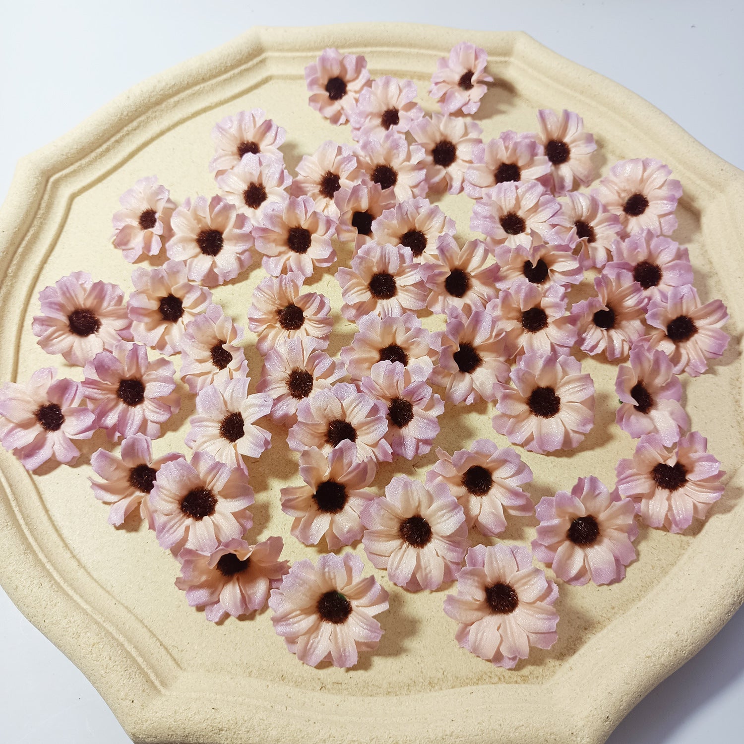 Künstliche Mini-Gänseblümchen, 3,5 cm, realistische Seidenblumen für DIY, Hochzeiten, Geschenkverpackung, Fotografie, 50 Stück