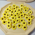 Künstliche Mini-Gänseblümchen, 3,5 cm, realistische Seidenblumen für DIY, Hochzeiten, Geschenkverpackung, Fotografie, 50 Stück