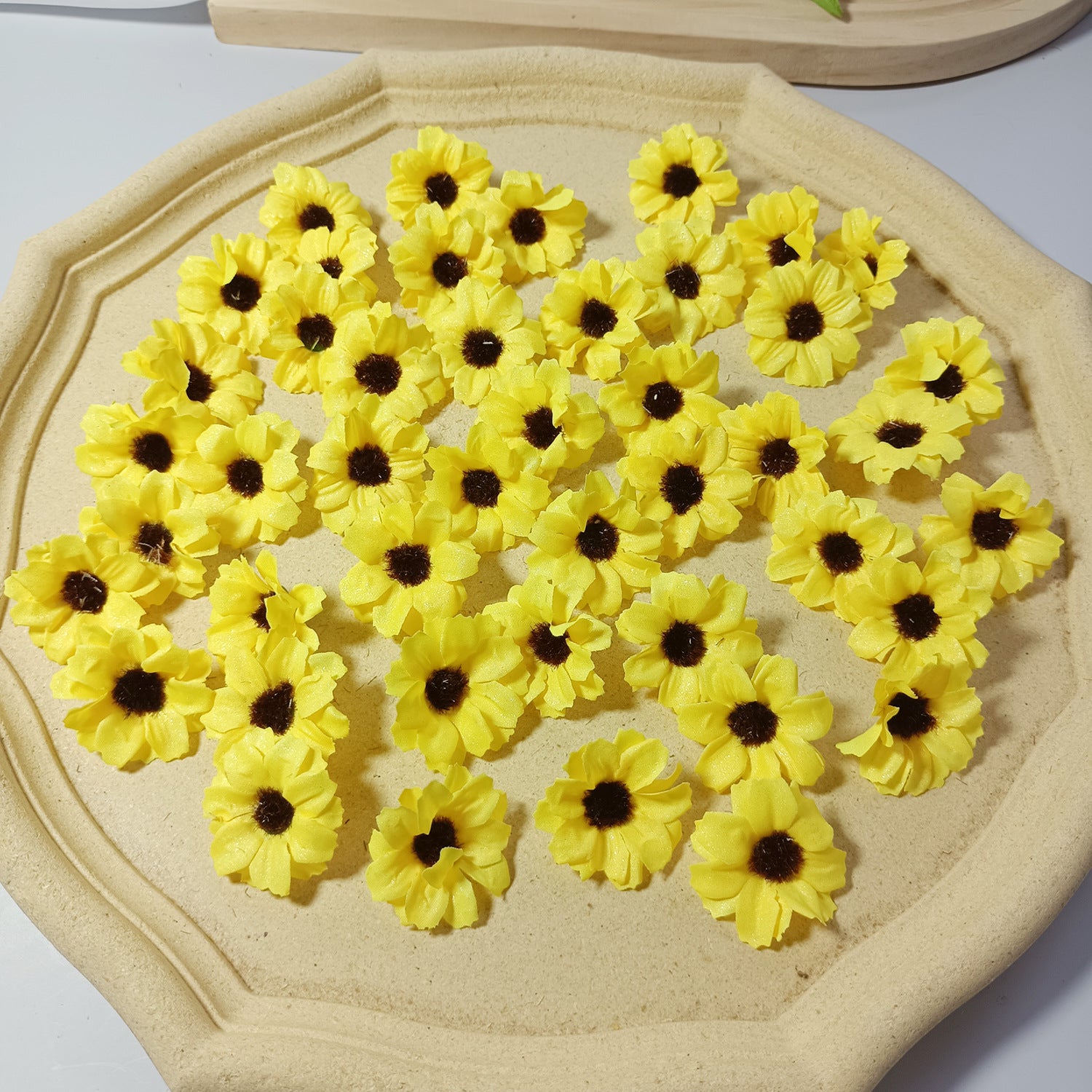 Künstliche Mini-Gänseblümchen, 3,5 cm, realistische Seidenblumen für DIY, Hochzeiten, Geschenkverpackung, Fotografie, 50 Stück