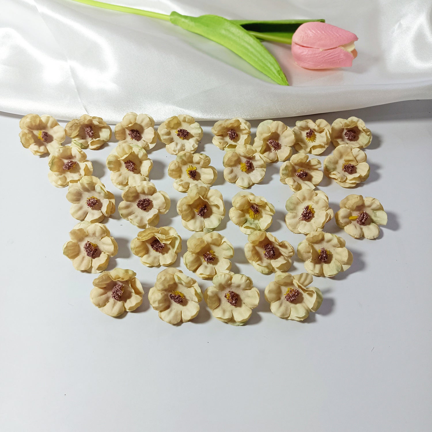 100x Künstliche Gänseblümchen Köpfe, 3 cm, Hochwertige Blüten zum Basteln, für DIY-Projekte, Hochzeit & Floristik, Realistische Optik