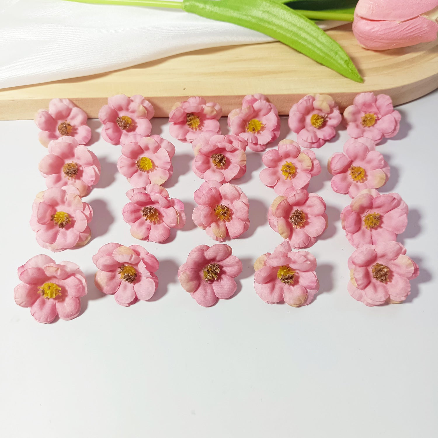 100x Künstliche Gänseblümchen Köpfe, 3 cm, Hochwertige Blüten zum Basteln, für DIY-Projekte, Hochzeit & Floristik, Realistische Optik
