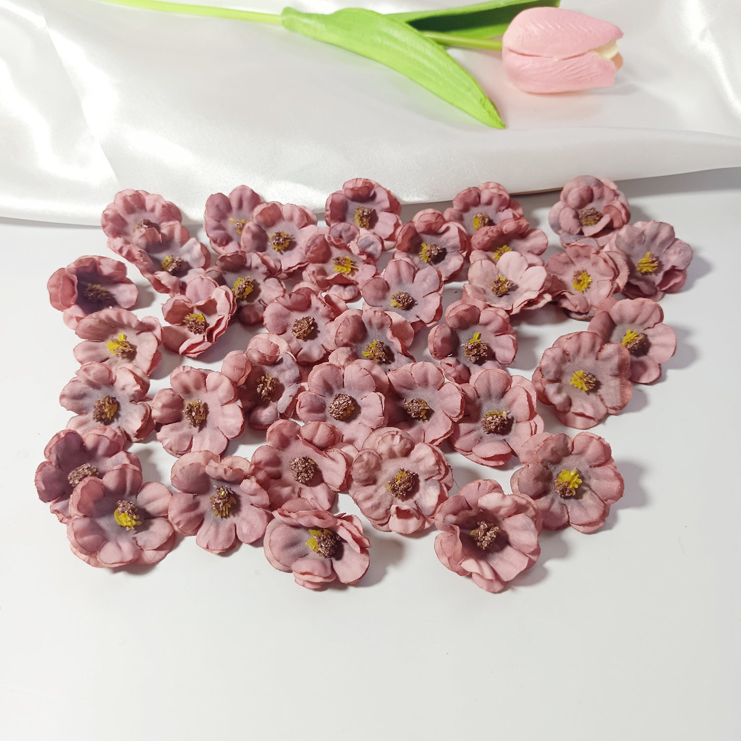 100x Künstliche Gänseblümchen Köpfe, 3 cm, Hochwertige Blüten zum Basteln, für DIY-Projekte, Hochzeit & Floristik, Realistische Optik