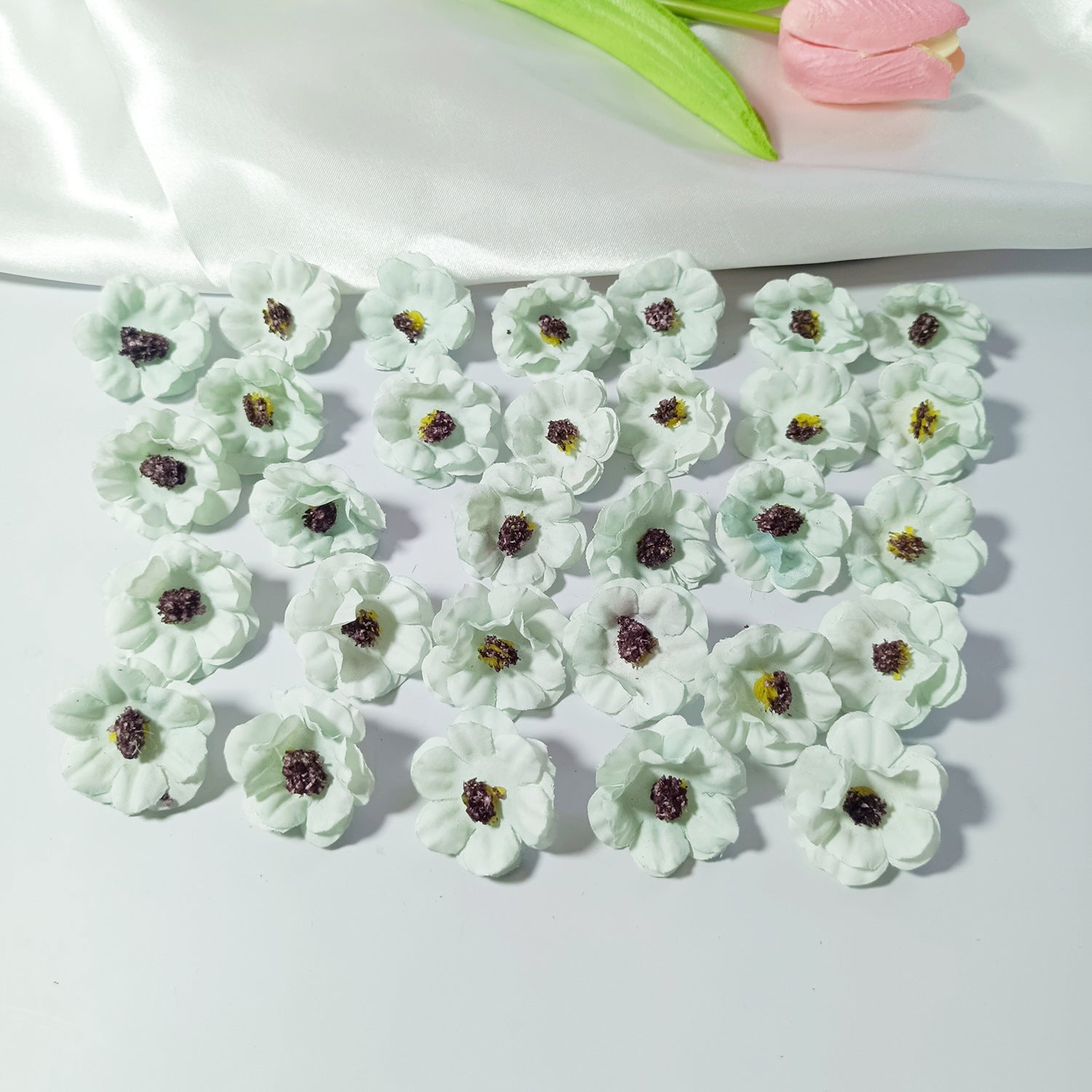 100x Künstliche Gänseblümchen Köpfe, 3 cm, Hochwertige Blüten zum Basteln, für DIY-Projekte, Hochzeit & Floristik, Realistische Optik