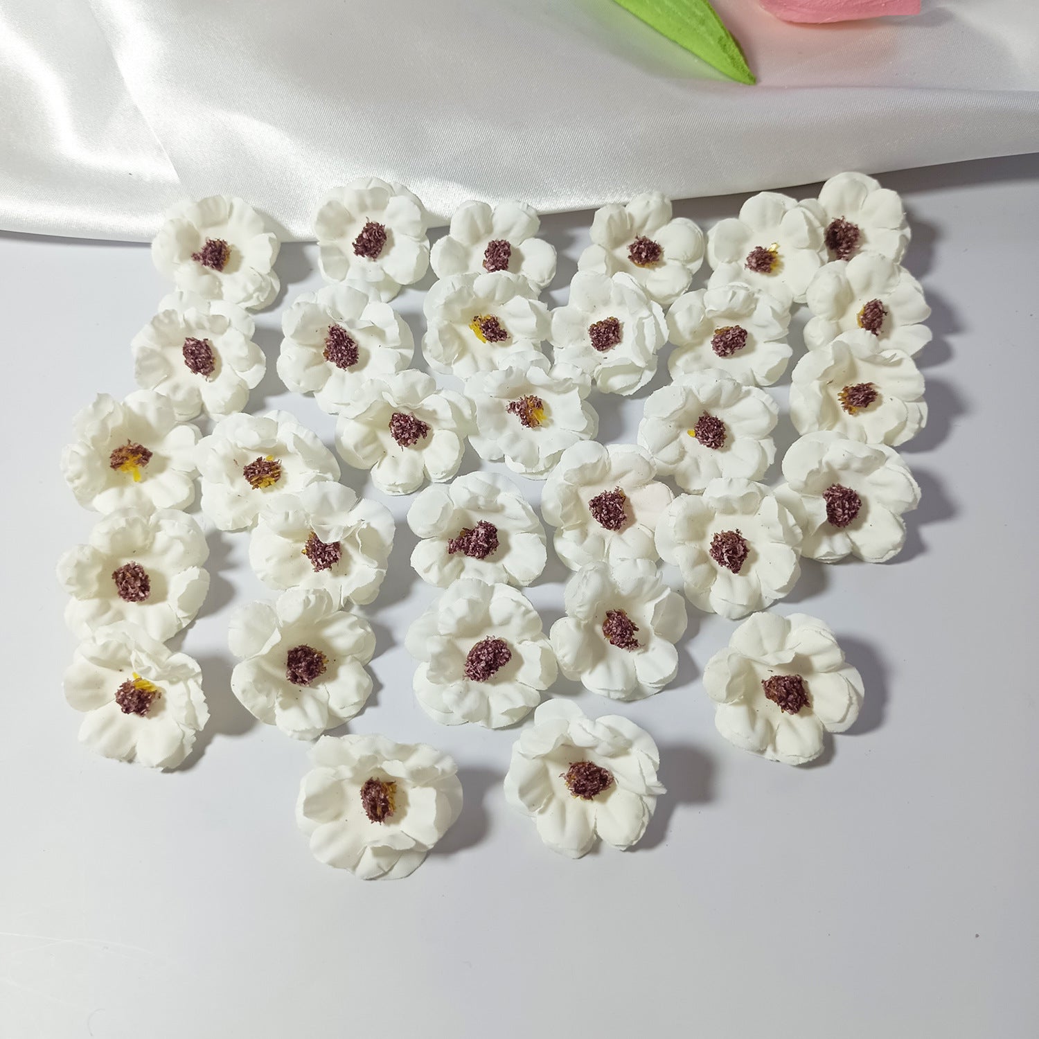 100x Künstliche Gänseblümchen Köpfe, 3 cm, Hochwertige Blüten zum Basteln, für DIY-Projekte, Hochzeit & Floristik, Realistische Optik