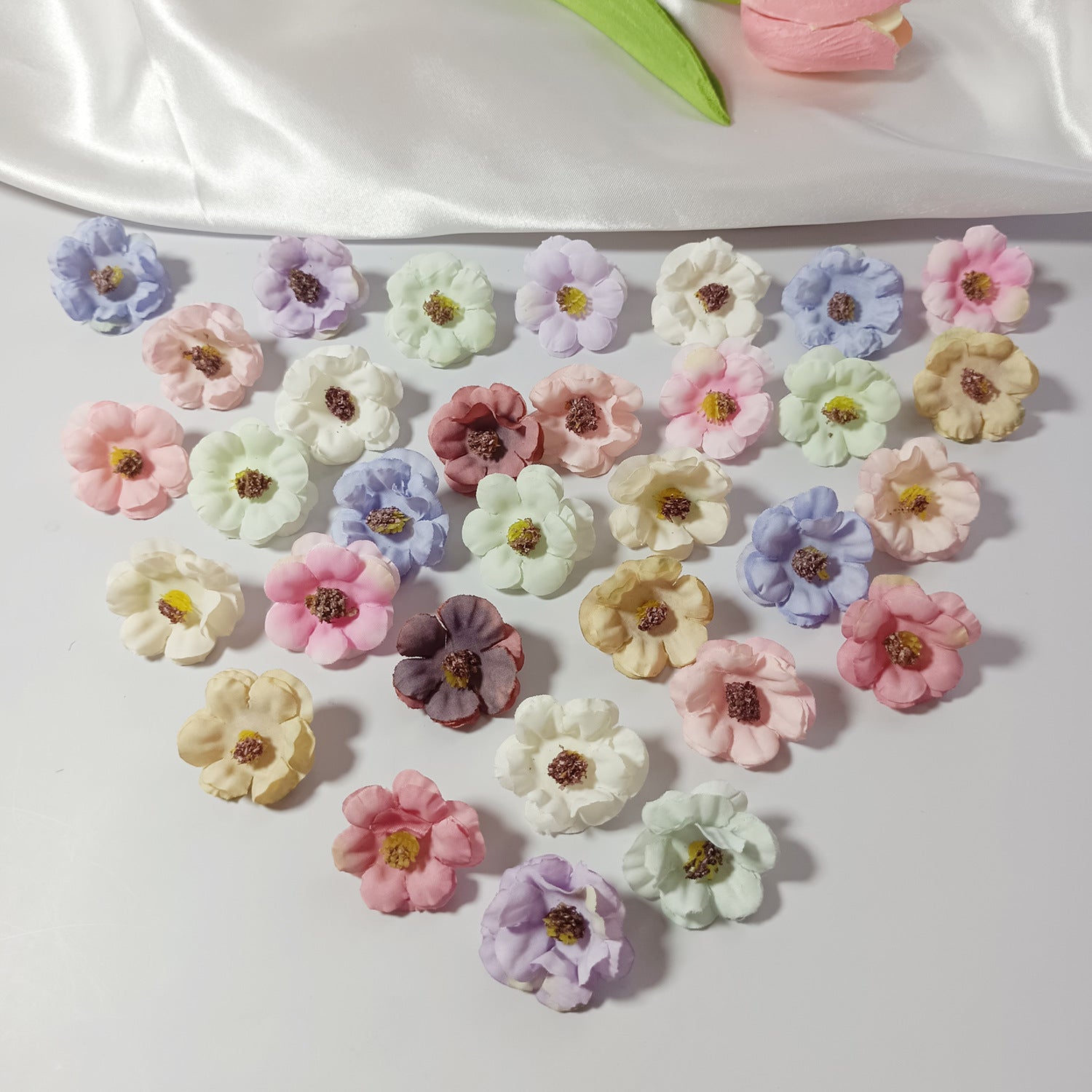 100x Künstliche Gänseblümchen Köpfe, 3 cm, Hochwertige Blüten zum Basteln, für DIY-Projekte, Hochzeit & Floristik, Realistische Optik