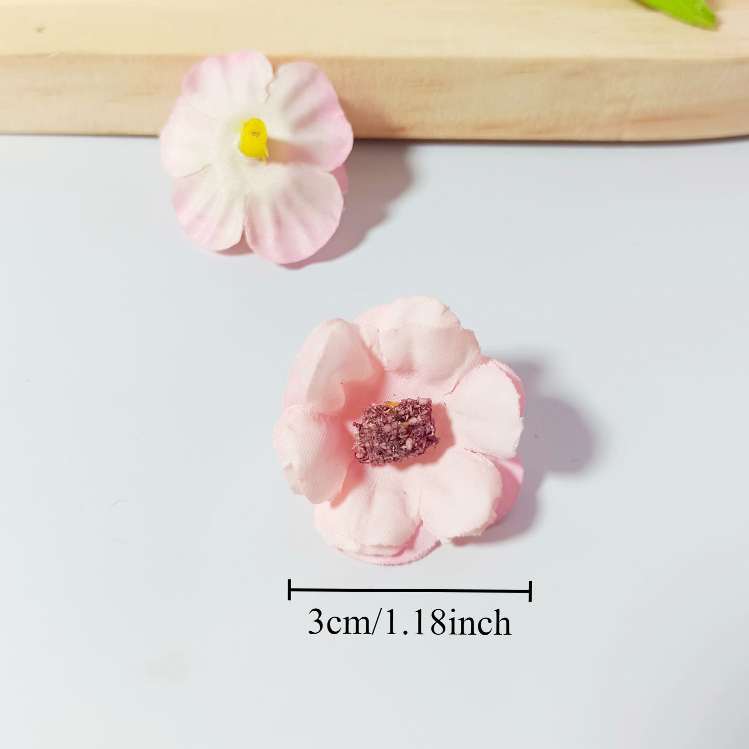 100x Künstliche Gänseblümchen Köpfe, 3 cm, Hochwertige Blüten zum Basteln, für DIY-Projekte, Hochzeit & Floristik, Realistische Optik
