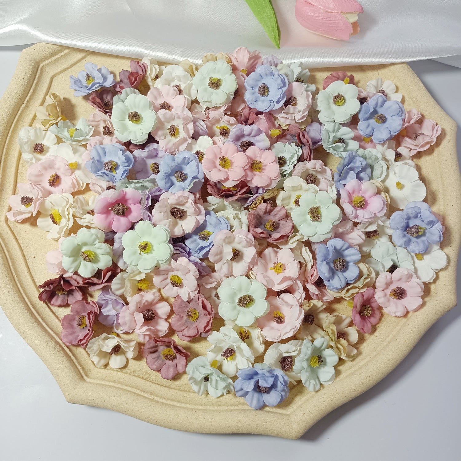 100x Künstliche Gänseblümchen Köpfe, 3 cm, Hochwertige Blüten zum Basteln, für DIY-Projekte, Hochzeit & Floristik, Realistische Optik