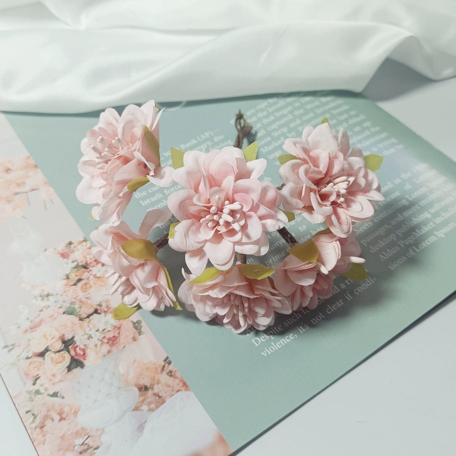 Kleine Dahlien Kunstblumen, 11 cm Mini-Bouquet, täuschend echte Seidenblumen für DIY, Gestecke, Anstecker, Hochzeit & Dekoration