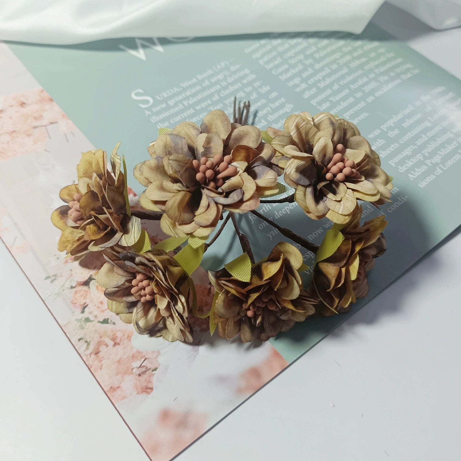 Kleine Dahlien Kunstblumen, 11 cm Mini-Bouquet, täuschend echte Seidenblumen für DIY, Gestecke, Anstecker, Hochzeit & Dekoration