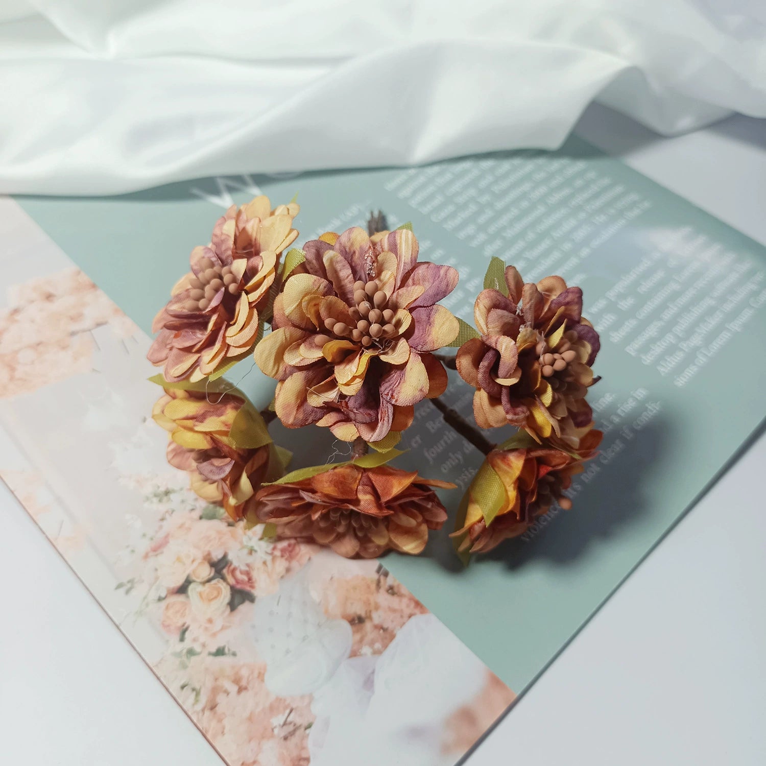 Kleine Dahlien Kunstblumen, 11 cm Mini-Bouquet, täuschend echte Seidenblumen für DIY, Gestecke, Anstecker, Hochzeit & Dekoration