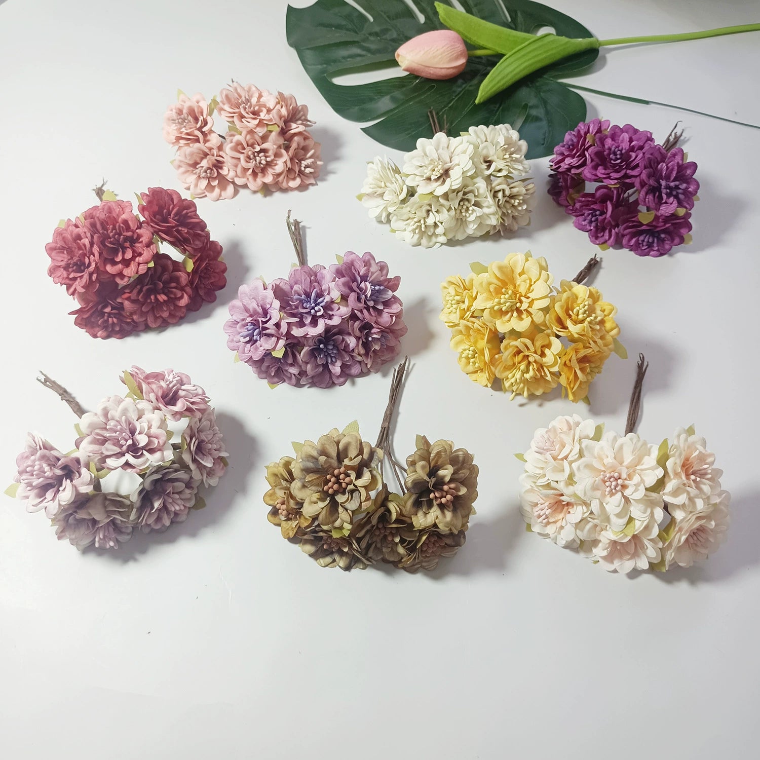 Kleine Dahlien Kunstblumen, 11 cm Mini-Bouquet, täuschend echte Seidenblumen für DIY, Gestecke, Anstecker, Hochzeit & Dekoration