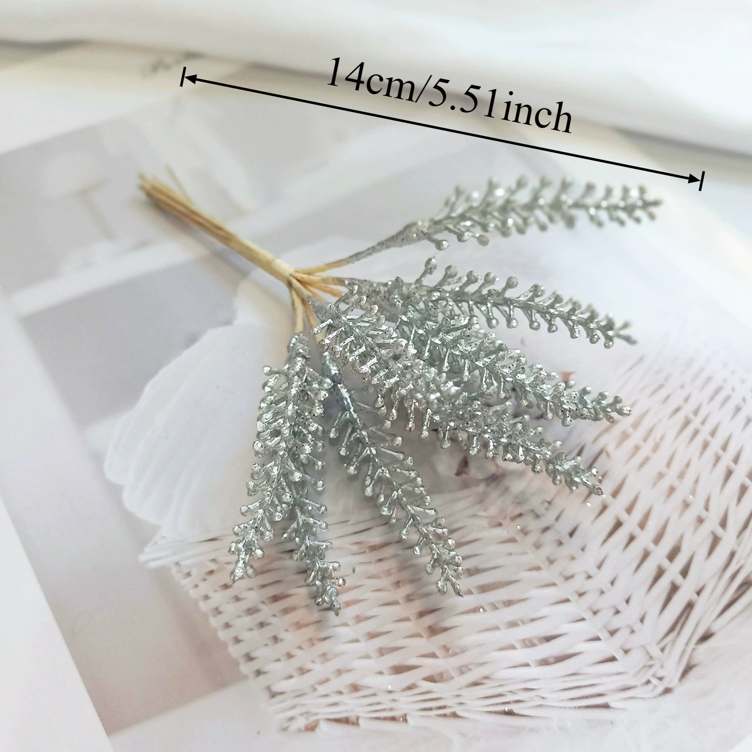 Künstlicher Kiefernzweig Gold 20cm, Deko-Pick mit Perlen, Täuschend Echter Tannenzweig für DIY Gestecke, Weihnachtsdeko & Anstecker