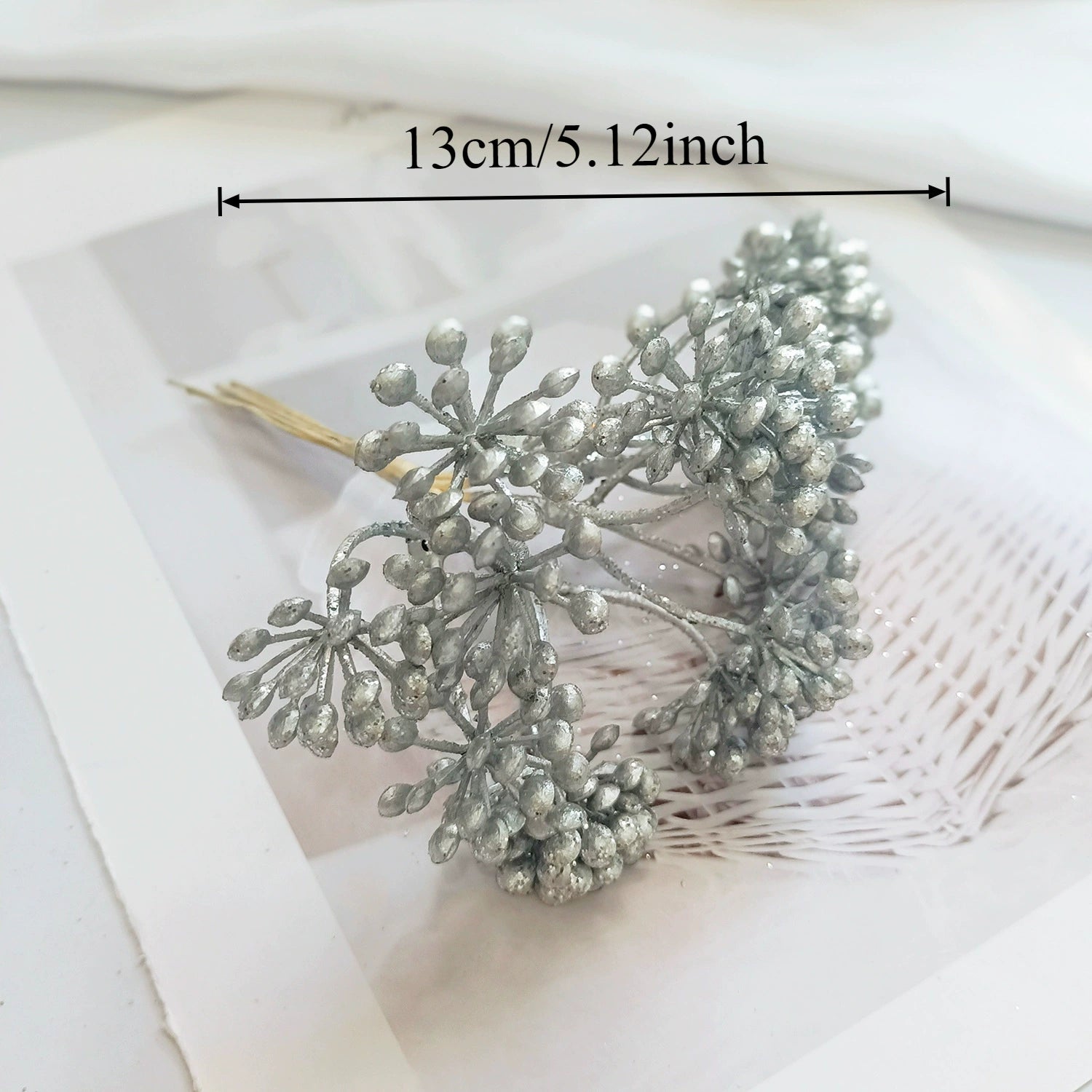Künstlicher Kiefernzweig Gold 20cm, Deko-Pick mit Perlen, Täuschend Echter Tannenzweig für DIY Gestecke, Weihnachtsdeko & Anstecker
