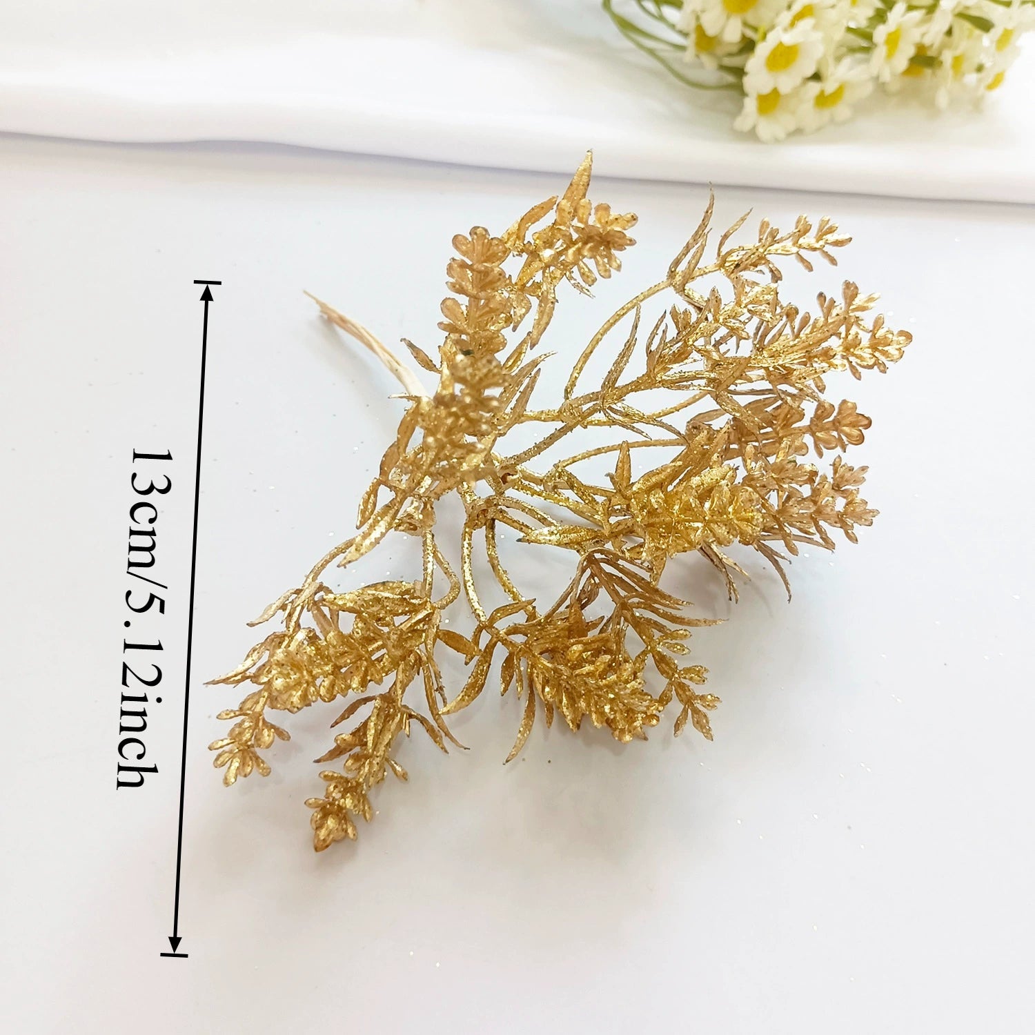 Künstlicher Kiefernzweig Gold 20cm, Deko-Pick mit Perlen, Täuschend Echter Tannenzweig für DIY Gestecke, Weihnachtsdeko & Anstecker