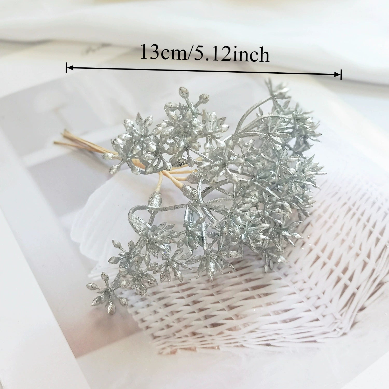 Künstlicher Kiefernzweig Gold 20cm, Deko-Pick mit Perlen, Täuschend Echter Tannenzweig für DIY Gestecke, Weihnachtsdeko & Anstecker