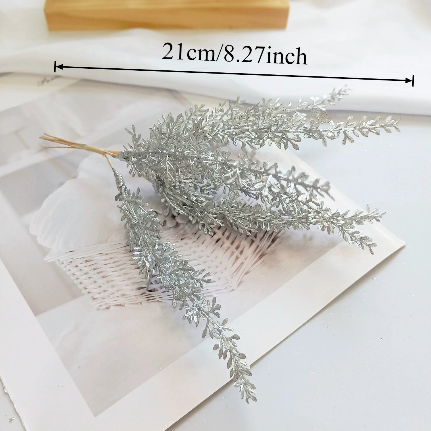 Künstlicher Kiefernzweig Gold 20cm, Deko-Pick mit Perlen, Täuschend Echter Tannenzweig für DIY Gestecke, Weihnachtsdeko & Anstecker