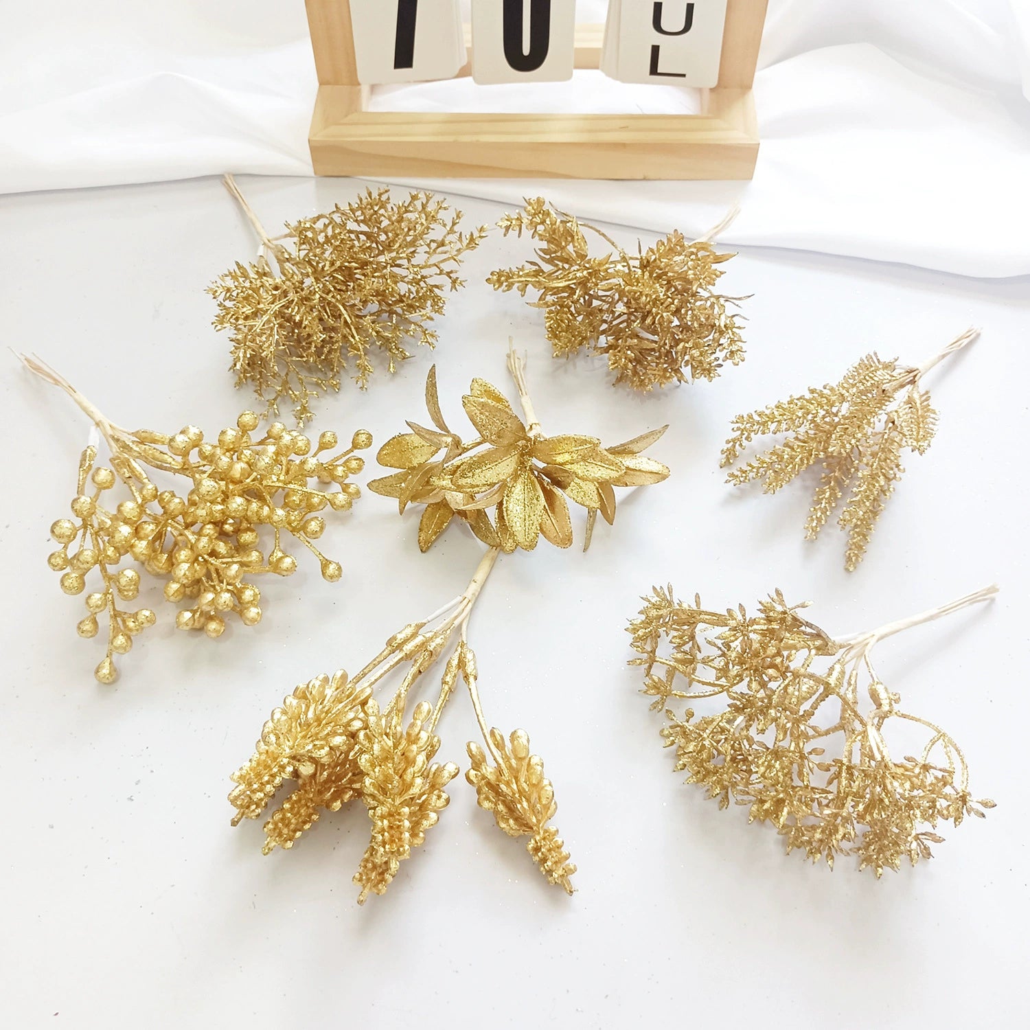 Künstlicher Kiefernzweig Gold 20cm, Deko-Pick mit Perlen, Täuschend Echter Tannenzweig für DIY Gestecke, Weihnachtsdeko & Anstecker