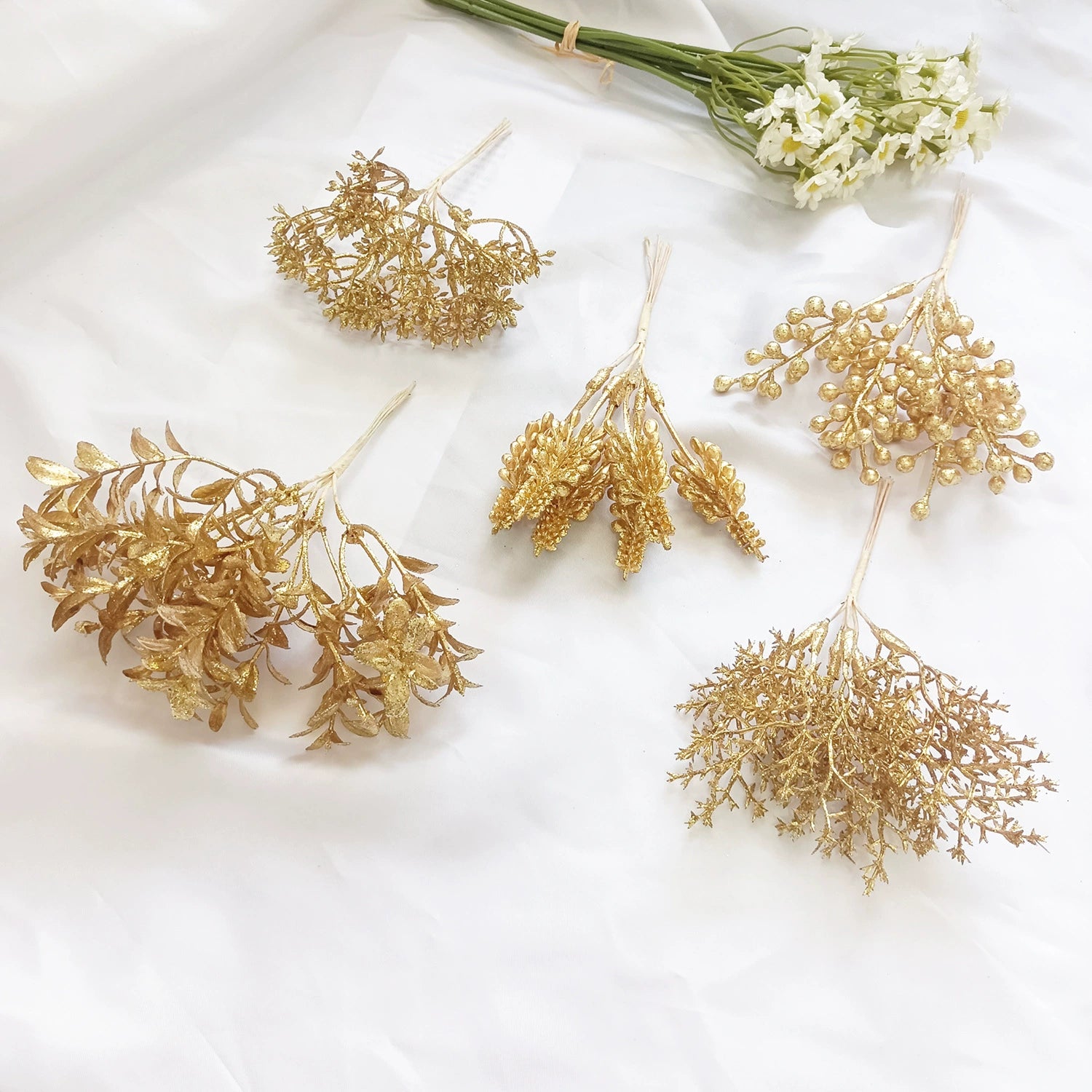 Künstlicher Kiefernzweig Gold 20cm, Deko-Pick mit Perlen, Täuschend Echter Tannenzweig für DIY Gestecke, Weihnachtsdeko & Anstecker