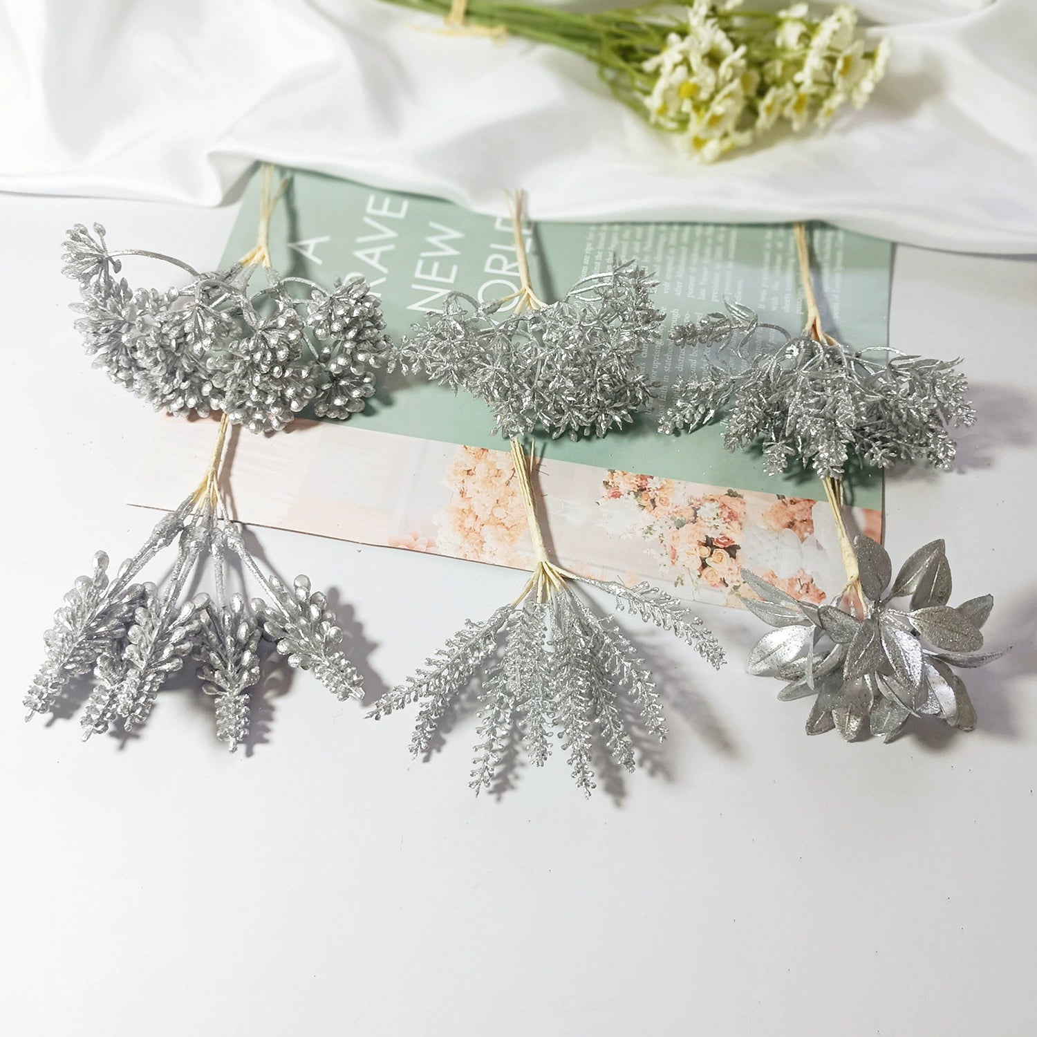 Künstlicher Kiefernzweig Gold 20cm, Deko-Pick mit Perlen, Täuschend Echter Tannenzweig für DIY Gestecke, Weihnachtsdeko & Anstecker