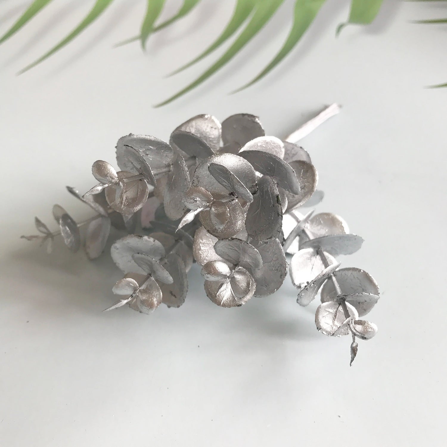 Künstliche Eukalyptusblätter 14,5 cm, Realistische Deko Zweige in Weiß-Grün, Ideal für Vasen, DIY Gestecke, Kränze & Hochzeitsdeko