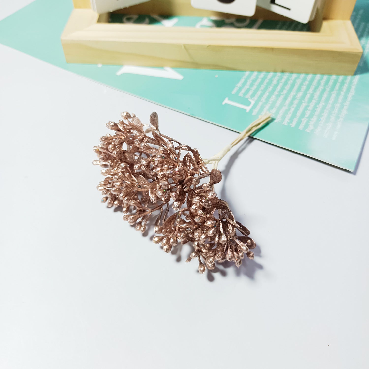 Künstlicher Beerenstrauß 10 cm, Täuschend Echte Mini-Beeren-Zweige für DIY Bastelprojekte, Hochzeit, Gestecke & Haarschmuck