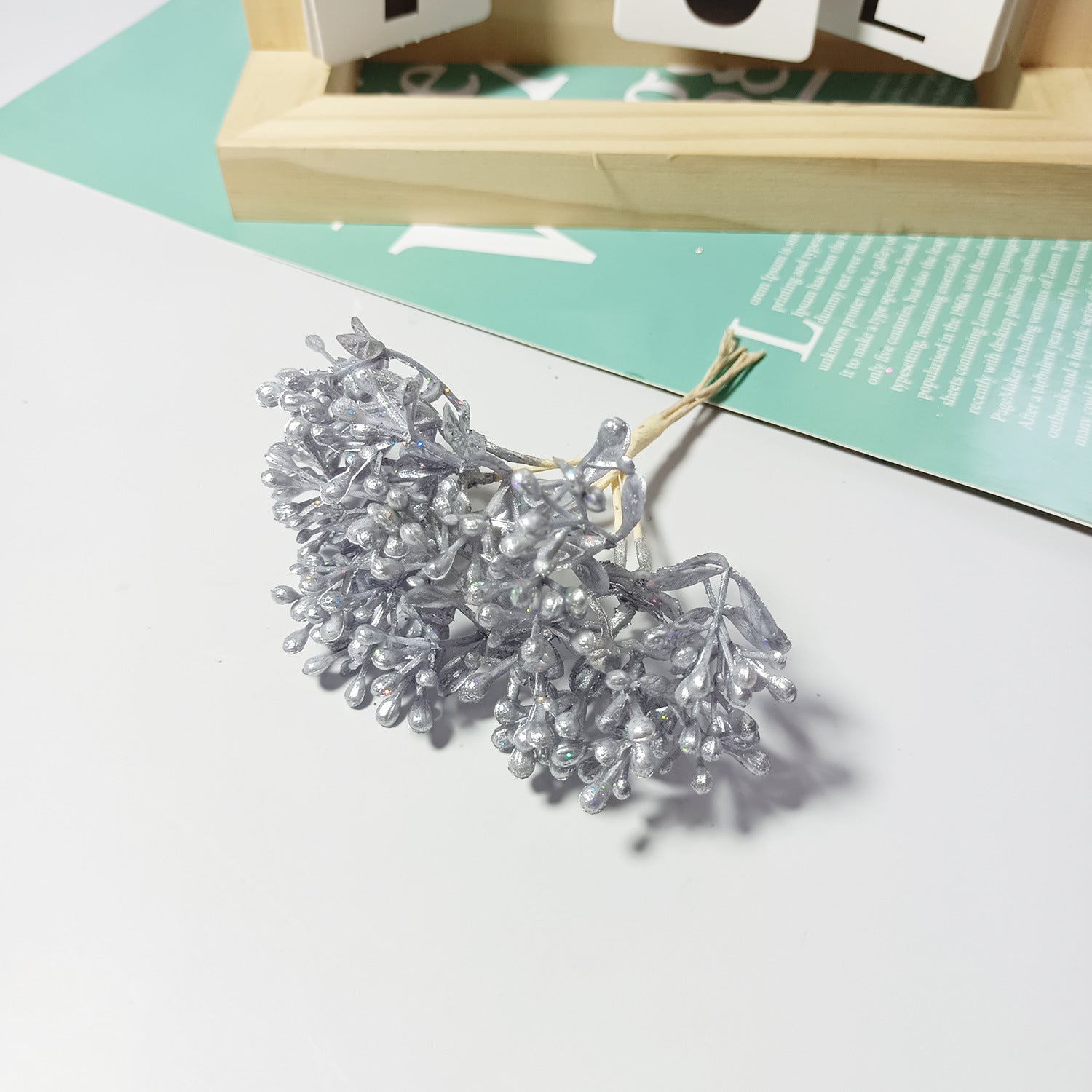 Künstlicher Beerenstrauß 10 cm, Täuschend Echte Mini-Beeren-Zweige für DIY Bastelprojekte, Hochzeit, Gestecke & Haarschmuck
