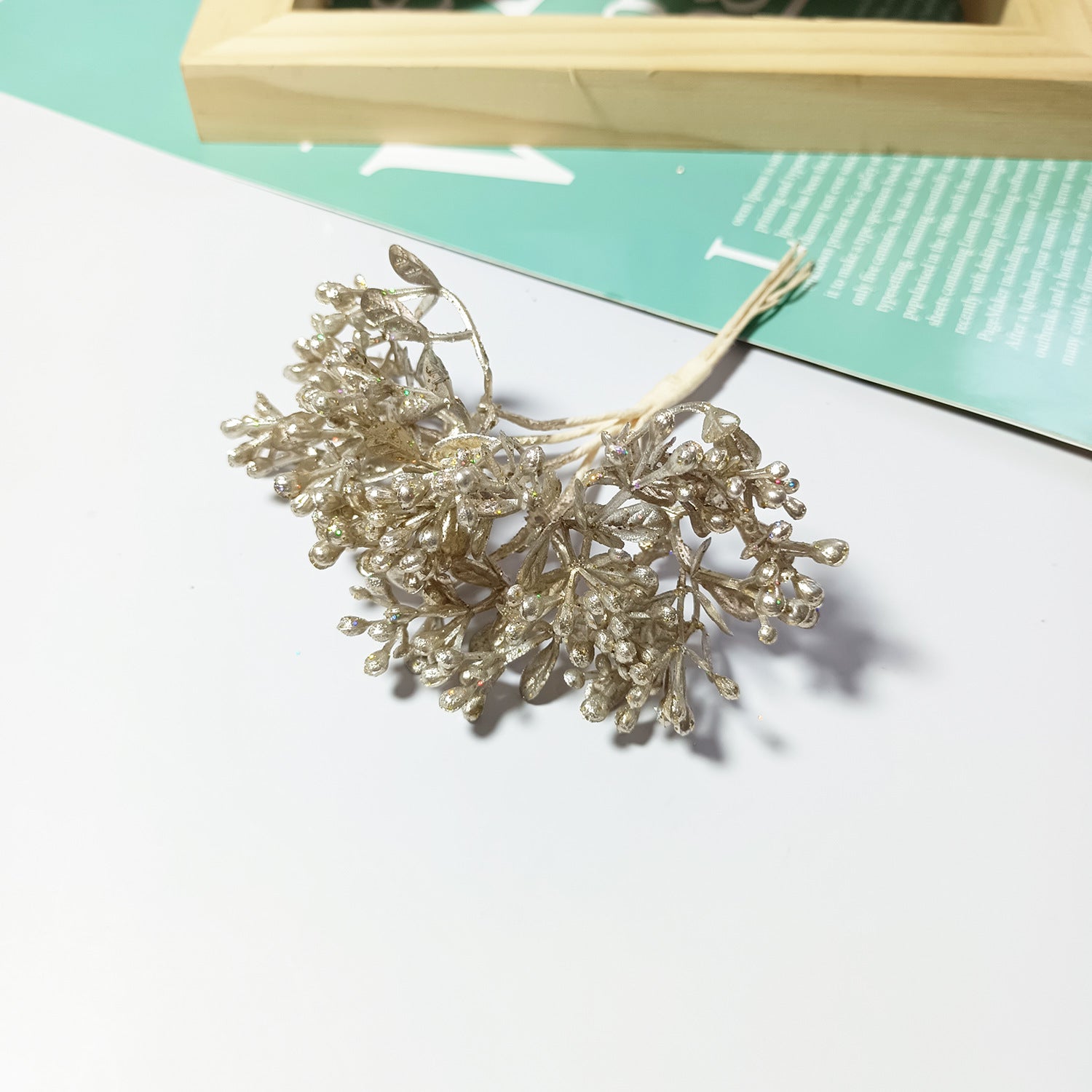 Künstlicher Beerenstrauß 10 cm, Täuschend Echte Mini-Beeren-Zweige für DIY Bastelprojekte, Hochzeit, Gestecke & Haarschmuck