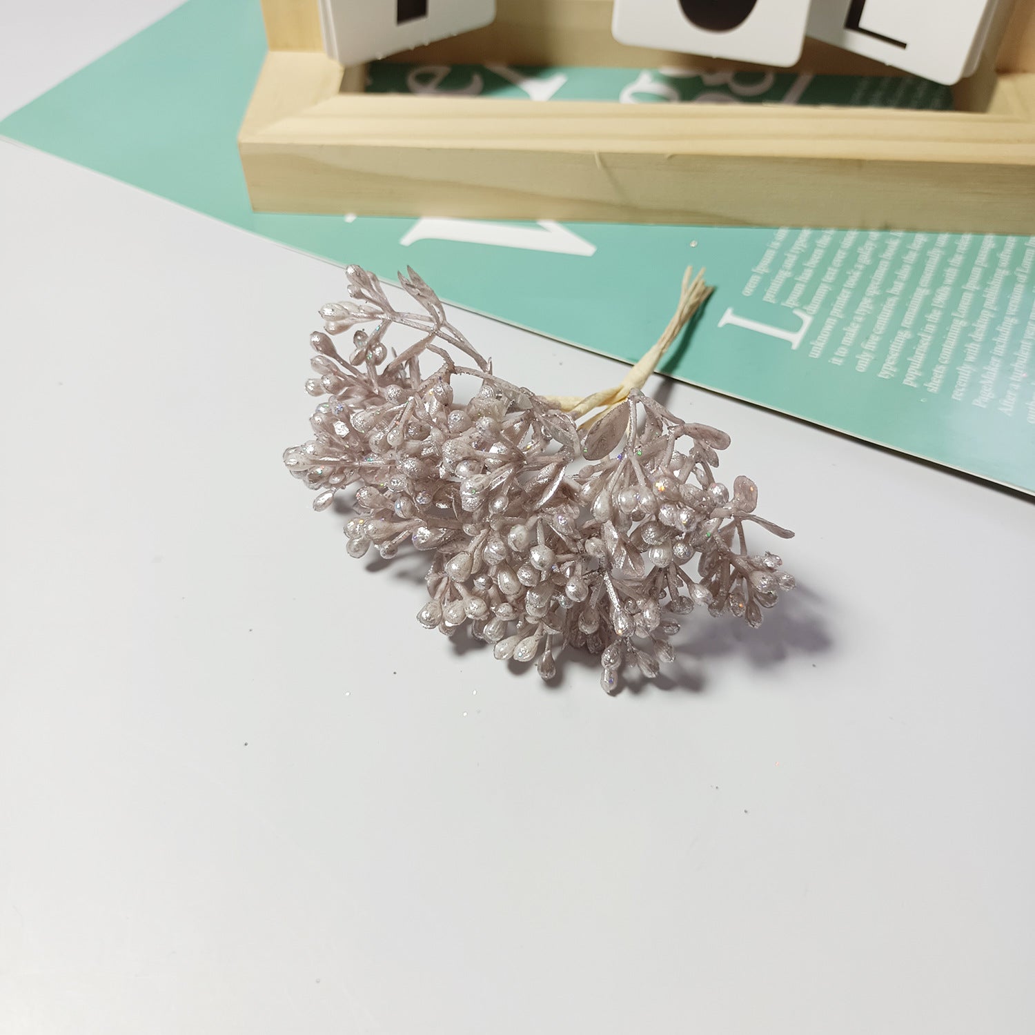 Künstlicher Beerenstrauß 10 cm, Täuschend Echte Mini-Beeren-Zweige für DIY Bastelprojekte, Hochzeit, Gestecke & Haarschmuck