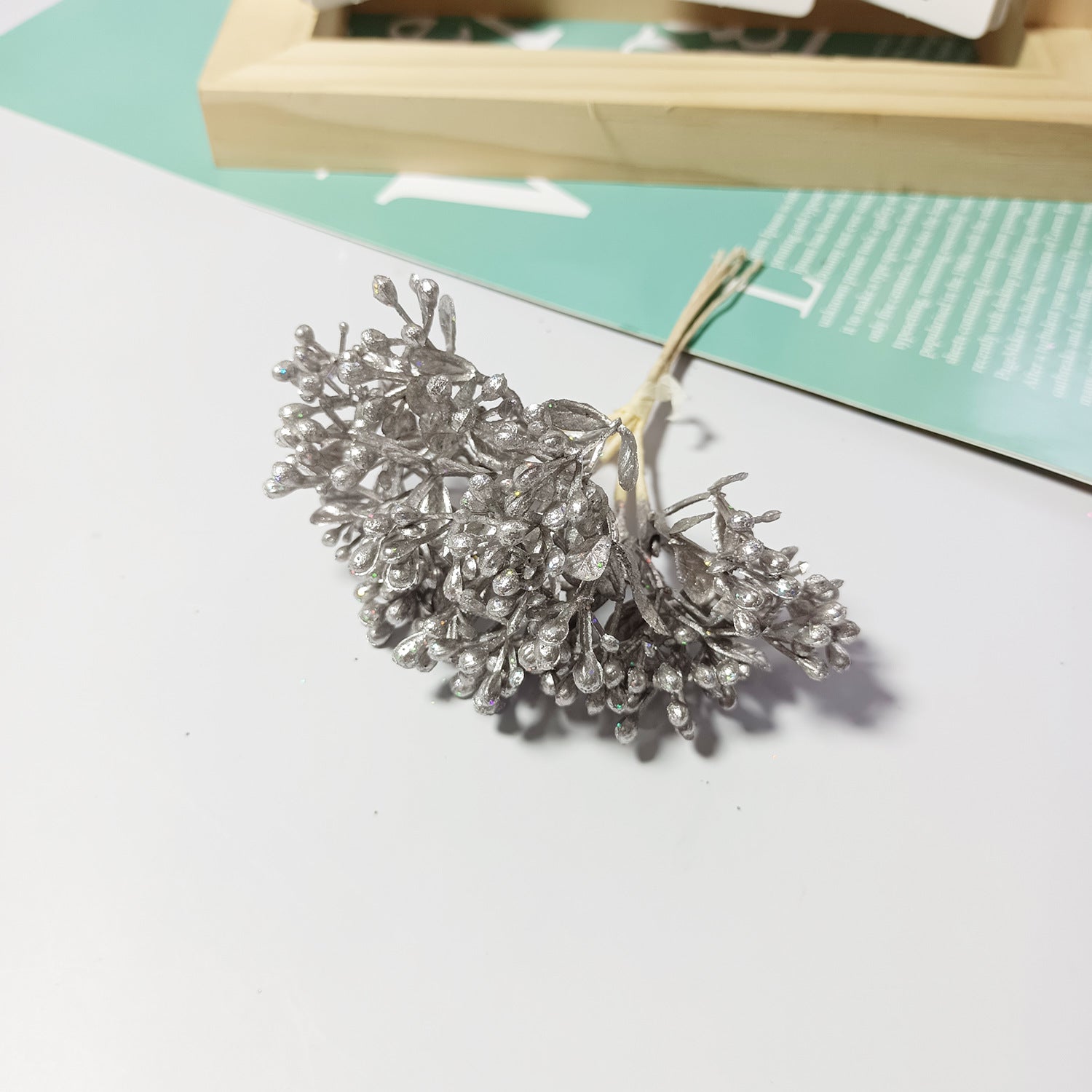 Künstlicher Beerenstrauß 10 cm, Täuschend Echte Mini-Beeren-Zweige für DIY Bastelprojekte, Hochzeit, Gestecke & Haarschmuck